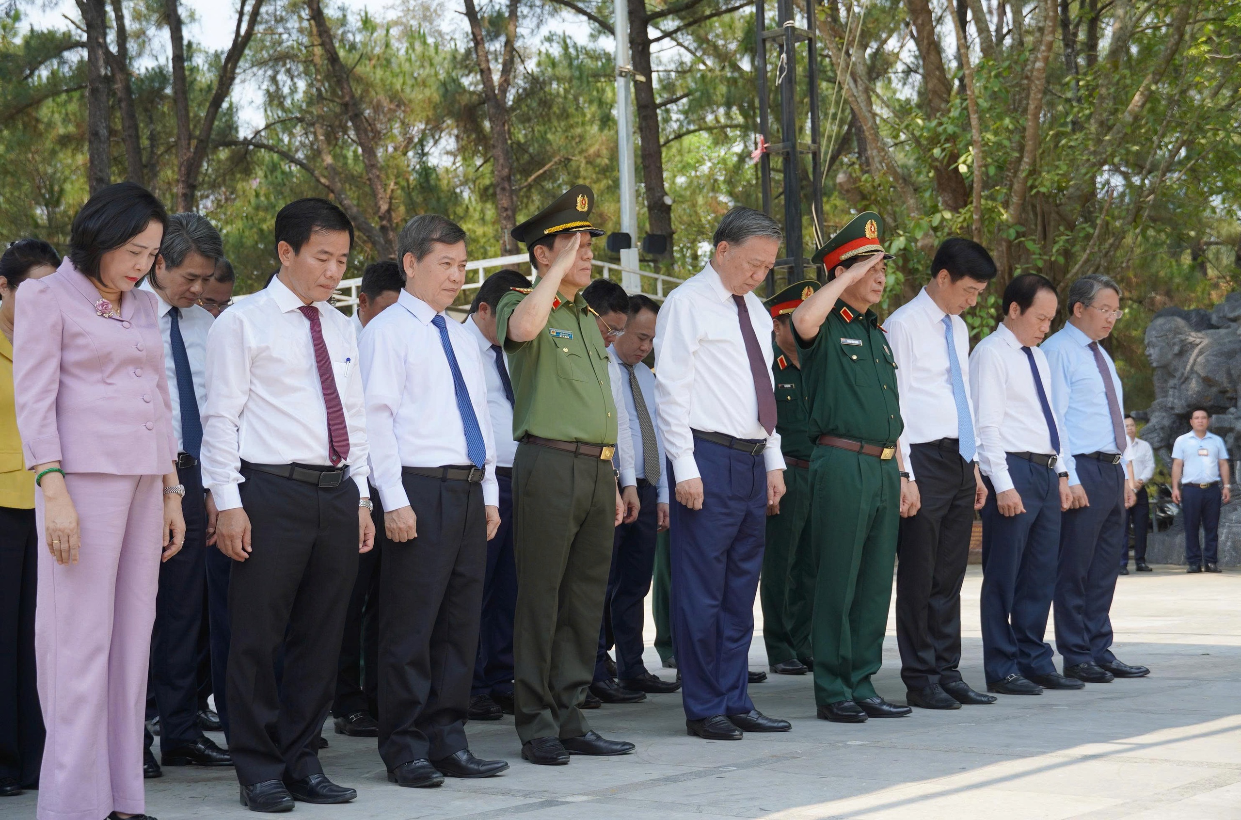 Tổng Bí thư, Chủ tịch nước Tô Lâm dâng hương, tri ân các anh hùng liệt sĩ tại Quảng Trị - Ảnh 1.