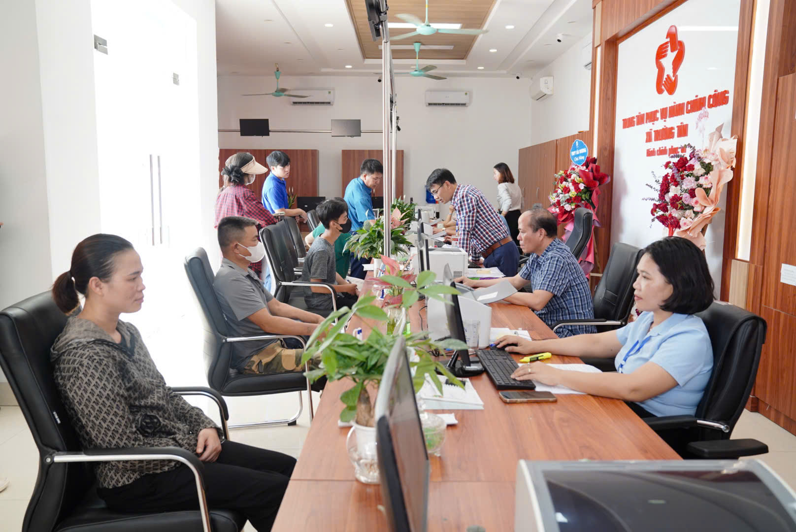 Đề xuất kh&ocirc;ng y&ecirc;u cầu doanh nghiệp nộp bản giấy đối chứng khi l&agrave;m thủ tục h&agrave;nh ch&iacute;nh  - Ảnh 1.