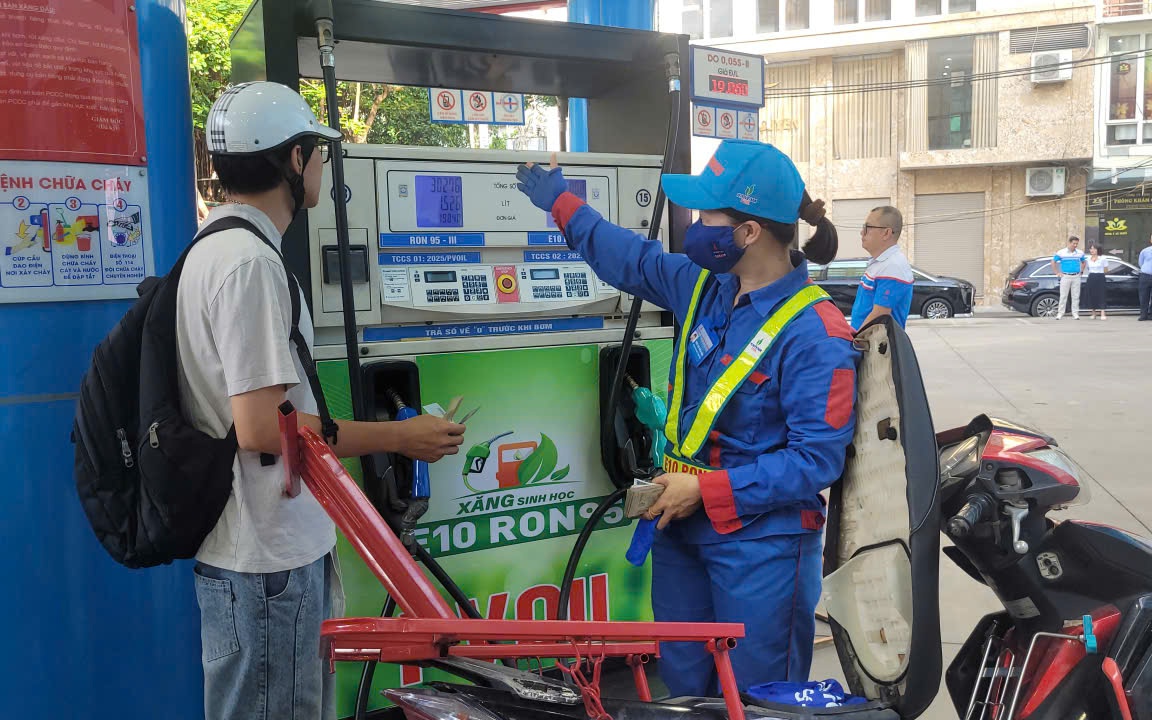 Dần thay thế xăng khoáng RON 95, giá xăng E10 đang ở mức nào?