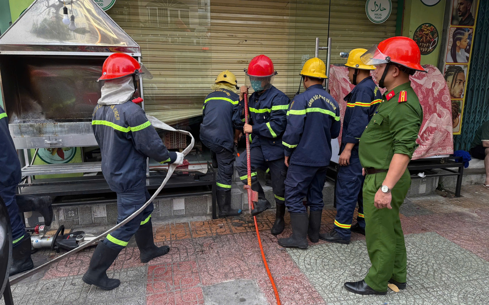 Cháy nhà hàng ở "phố Tây" Nha Trang, 5 người nước ngoài leo cửa sổ thoát nạn