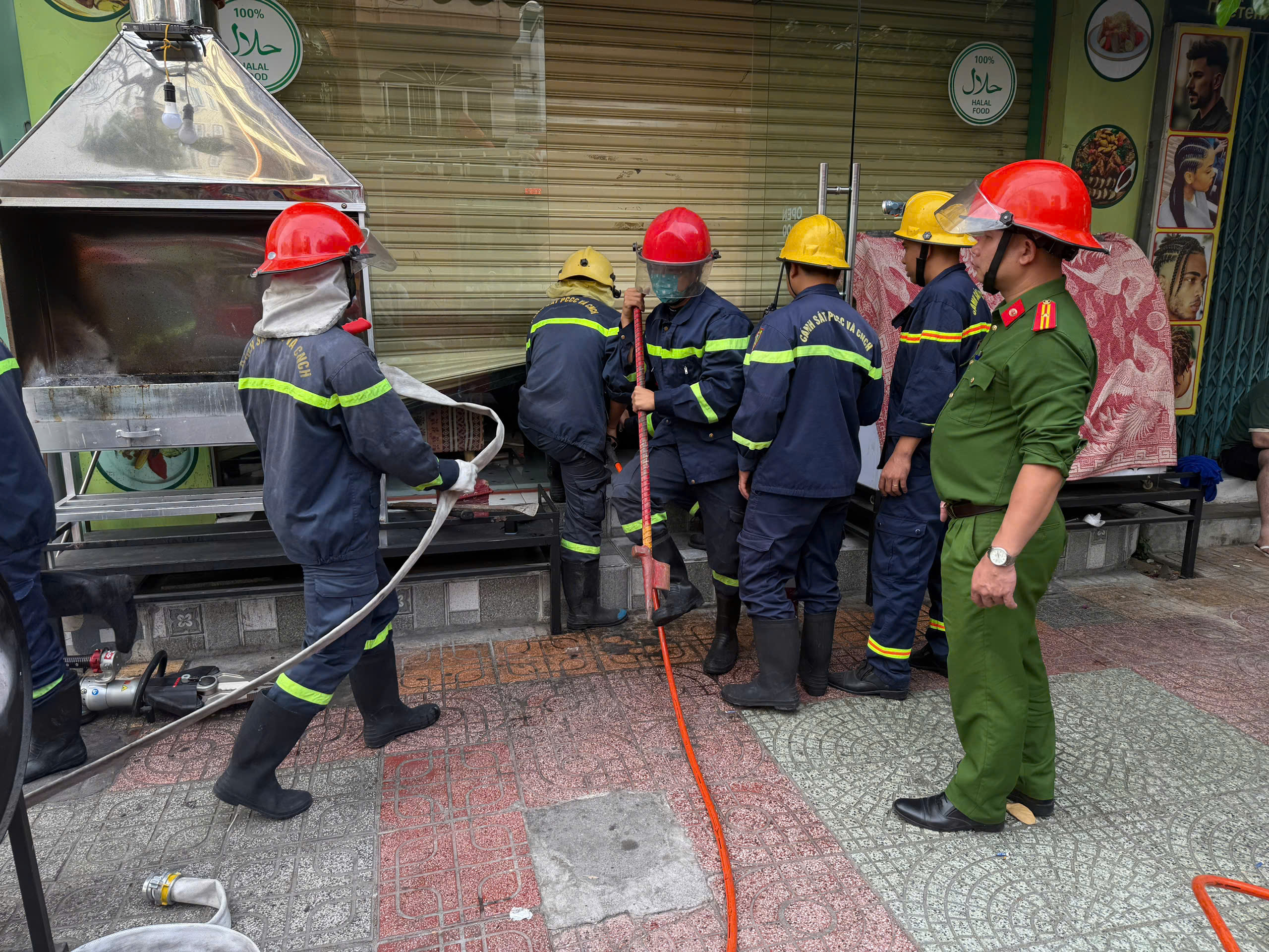 Cháy nhà hàng phố Tây Nha Trang , 5 người nước ngòai leo cửa sổ để thoát nạn - Ảnh 3.