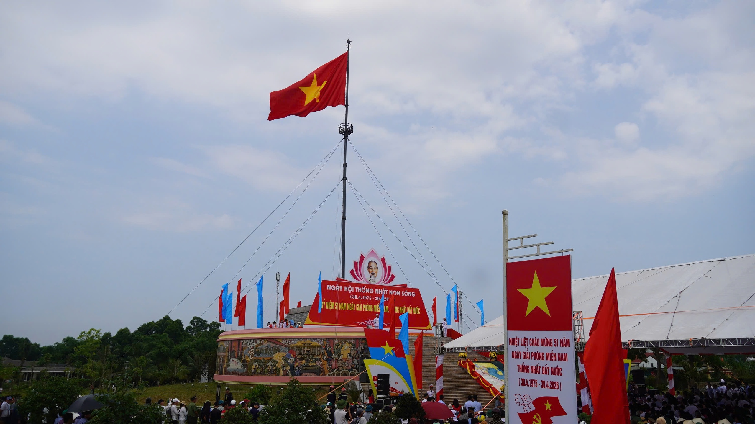 Tổng B&iacute; thư, Chủ tịch nước T&ocirc; L&acirc;m dự Lễ Thượng cờ Thống nhất non s&ocirc;ng ở Quảng Trị - Ảnh 1.