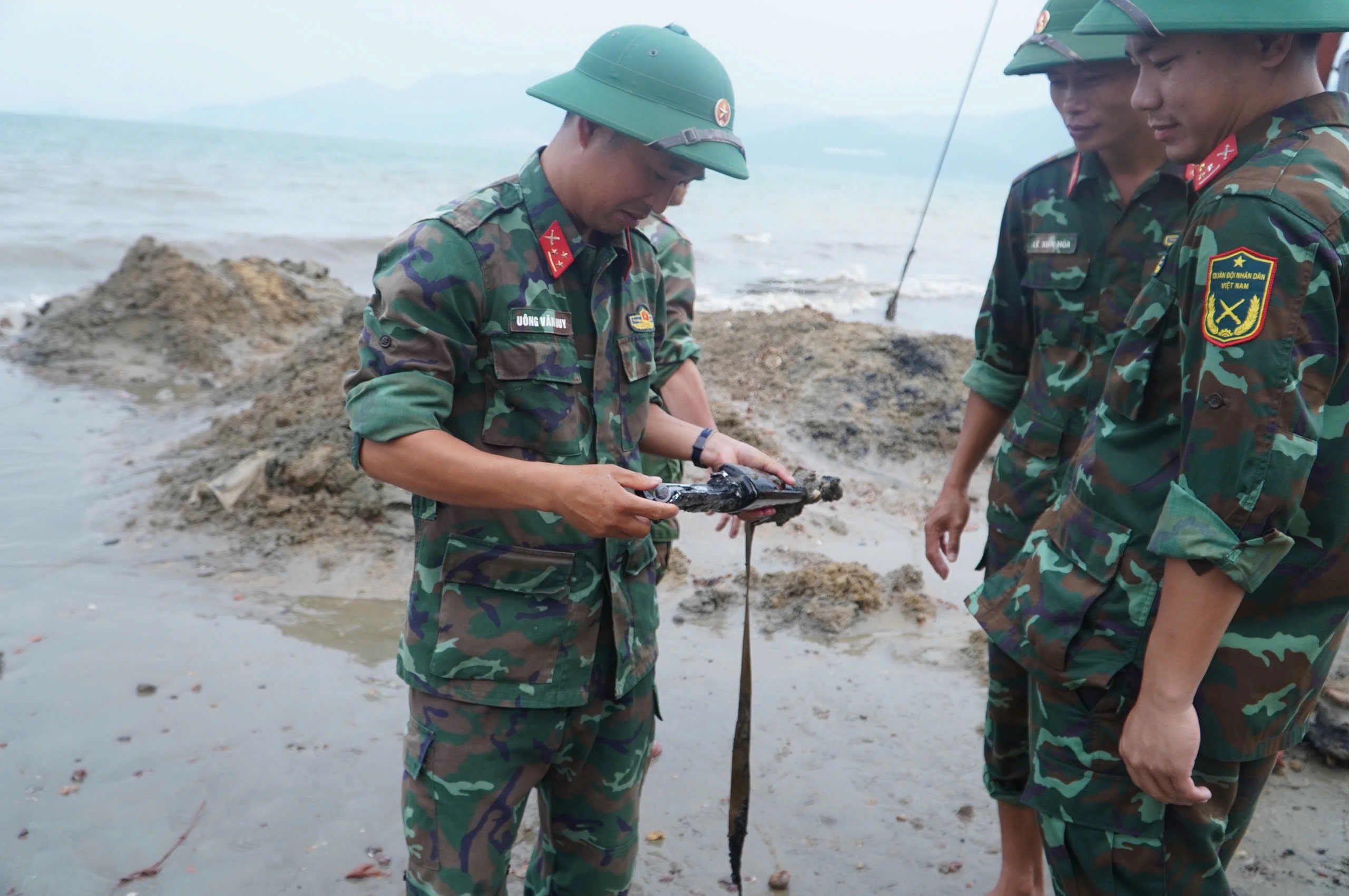 Bất ngờ ph&aacute;t hiện nhiều vũ kh&iacute; khi trục vớt xe tăng bị v&ugrave;i lấp tại b&atilde;i biển Quy Nhơn - Ảnh 7.
