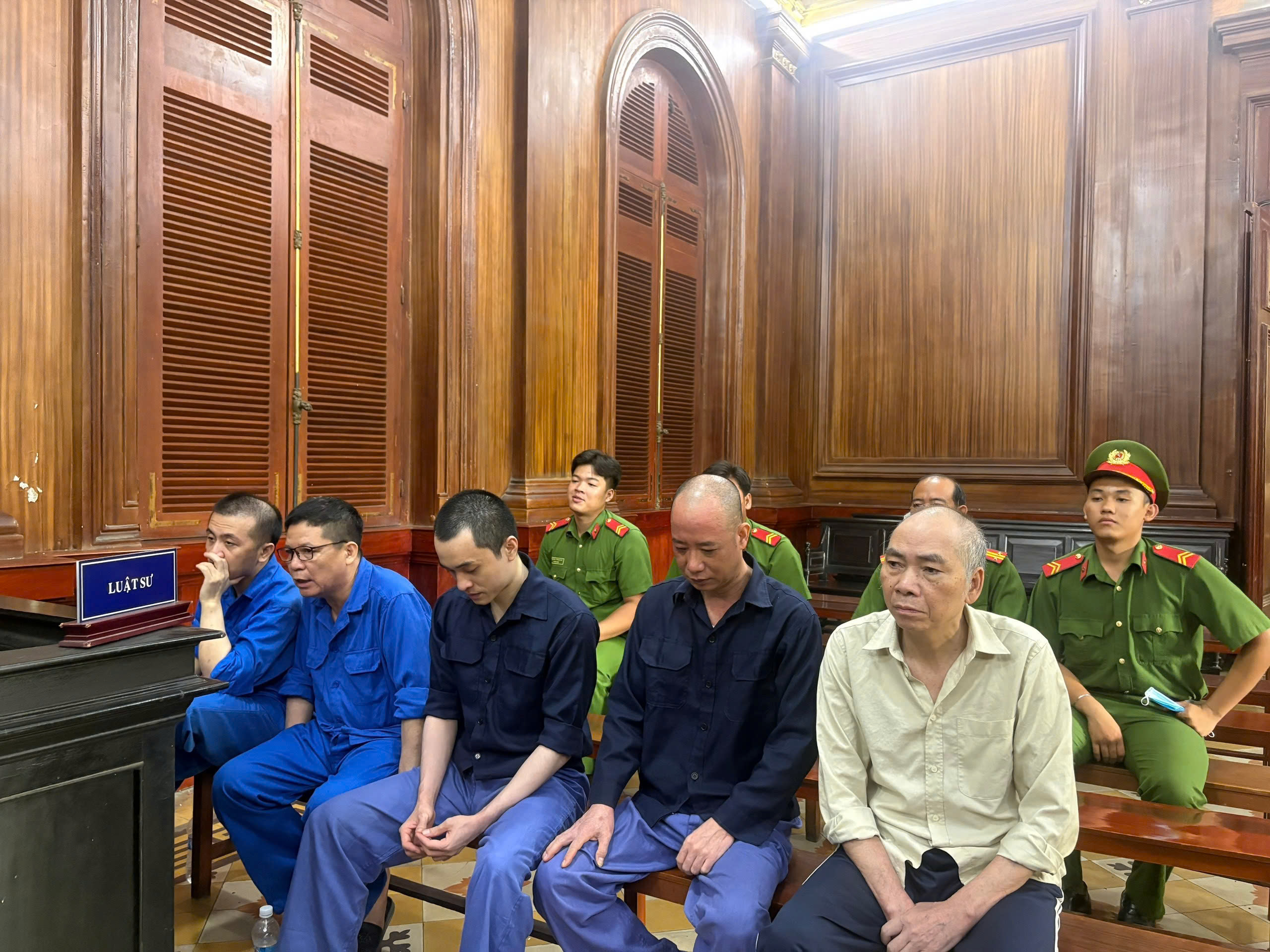 Vụ sai phạm nhập khẩu sữa vào Việt Nam: Một cựu cán bộ an toàn thực phẩm được trả tự do tại toà - Ảnh 1.