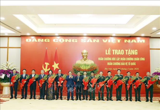 Trao tặng Hu&acirc;n chương cao qu&yacute; cho c&aacute;c l&atilde;nh đạo Đảng, Nh&agrave; nước v&agrave; c&aacute;n bộ cấp cao - Ảnh 3.