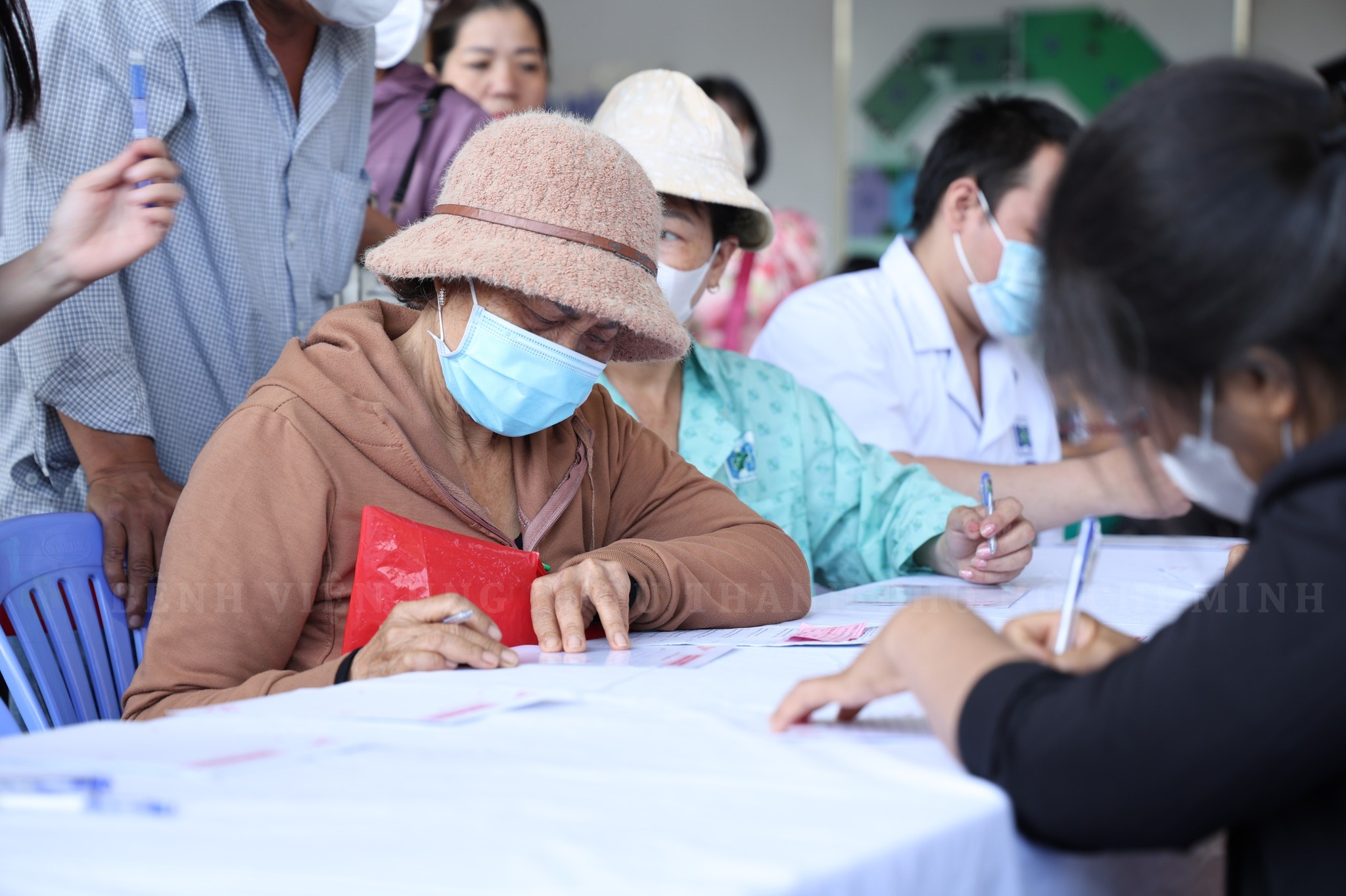 Hàng trăm suất khám, tiêm miễn phí trong chiến dịch phòng ngừa ung thư tại TPHCM - Ảnh 1.