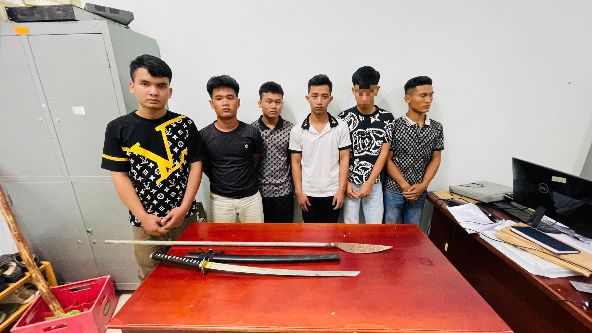 Tạm giữ 6 thanh ni&ecirc;n G&acirc;y rối trật tự c&ocirc;ng cộng ch&eacute;m người đi đường trong đ&ecirc;m - Ảnh 1.