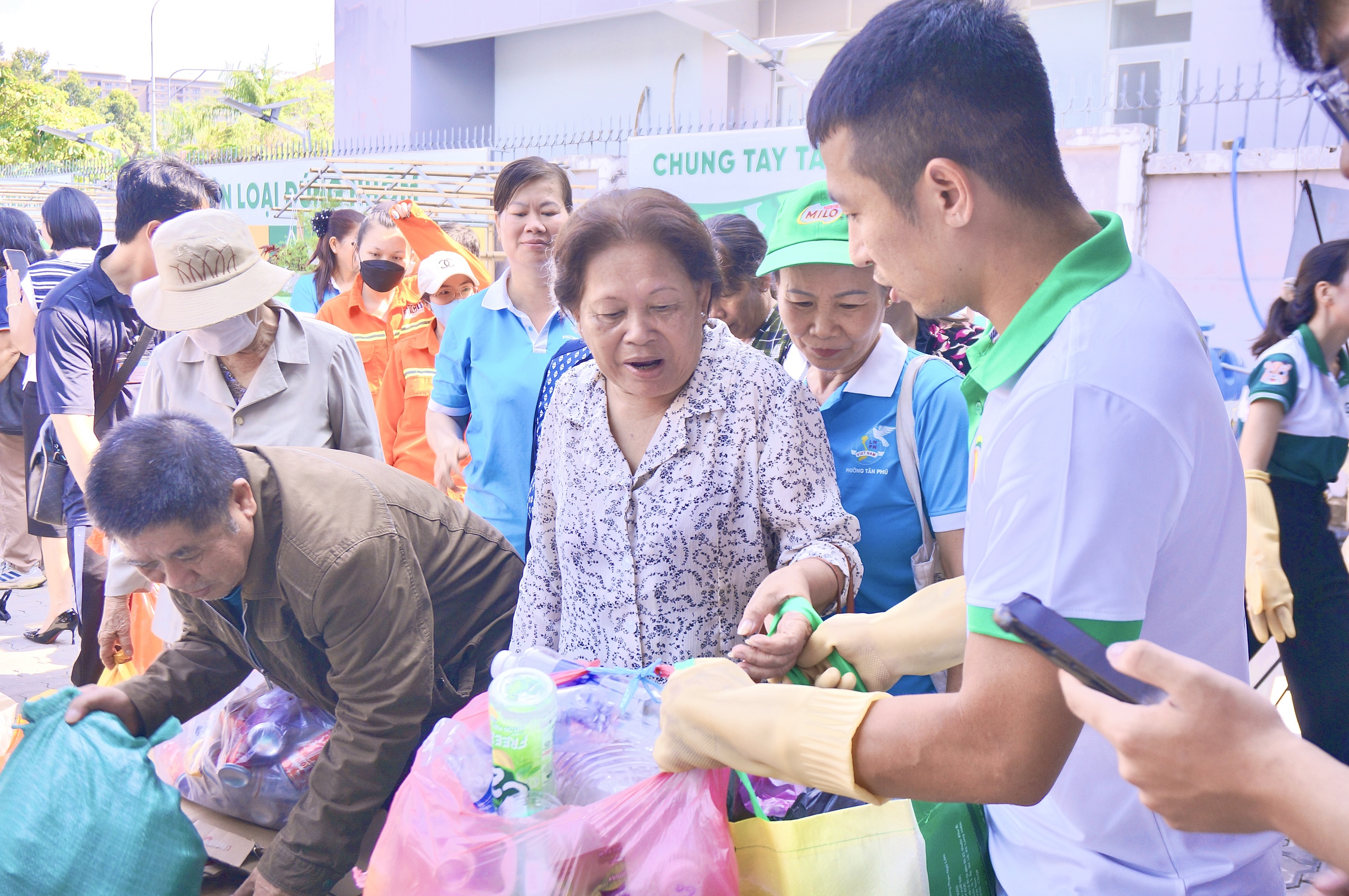 TP HCM: Ra mắt trạm thu hồi, tái chế rác thải nhựa - Ảnh 3.