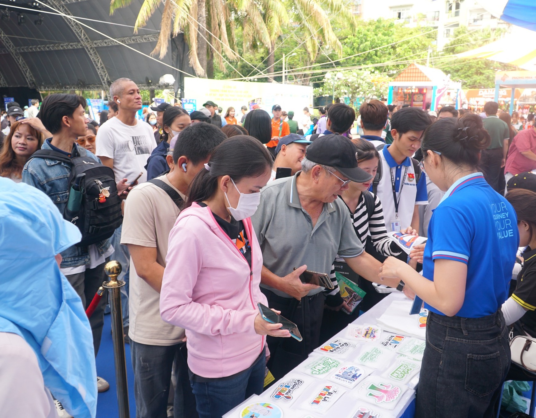 Người dân nhộn nhịp đi săn tour du lịch ưu đãi dịp 30-4 tại ngày hội ở TPHCM - Ảnh 1.