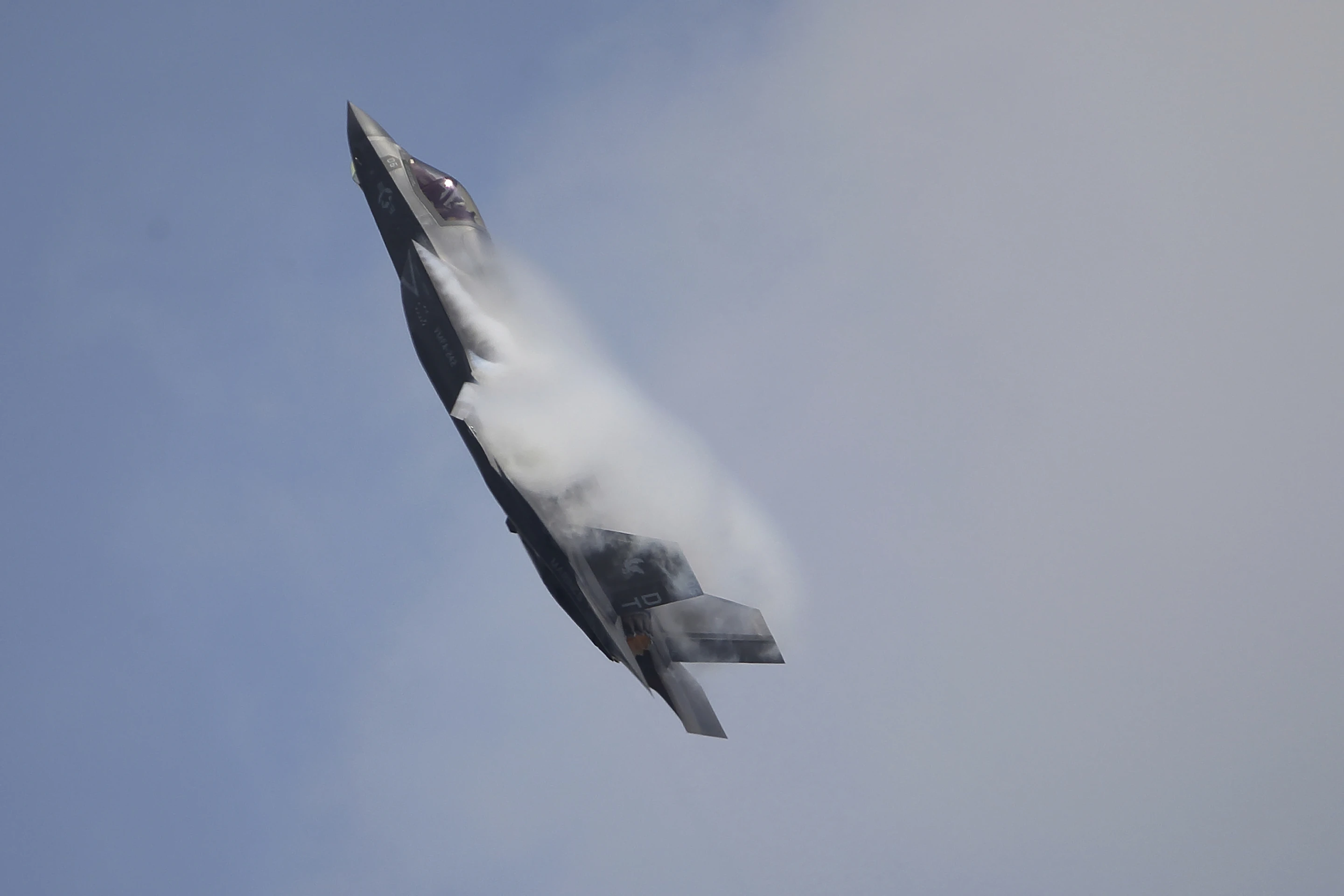 Iran tuy&ecirc;n bố bắn hạ F-35 Mỹ tr&ecirc;n kh&ocirc;ng phận; "m&aacute;y bay mắt thần" phơi x&aacute;c - Ảnh 2.