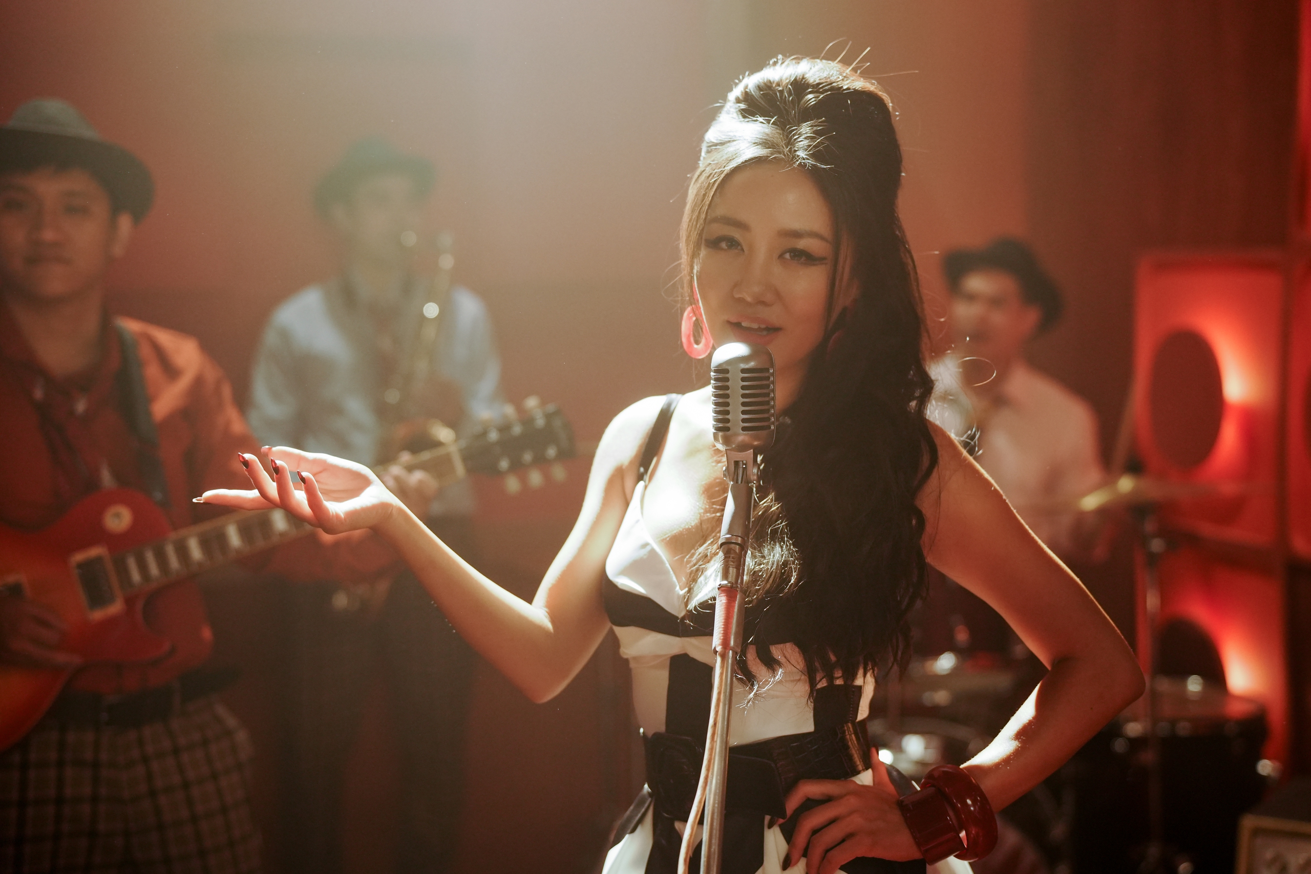 Thanh Hằng "đối đầu" Hồng &Aacute;nh, Văn Mai Hương lộ diện bất ngờ - Ảnh 6.