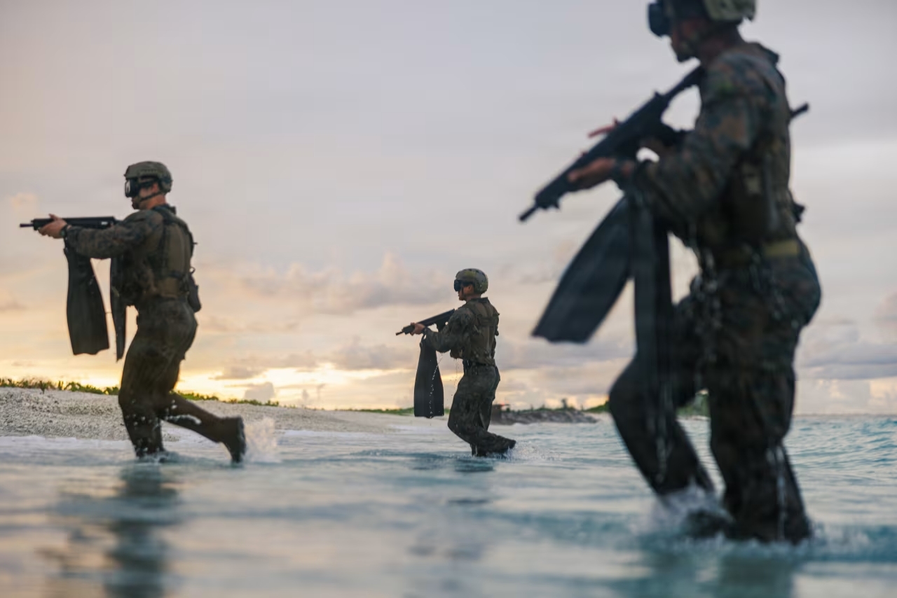 Iran dọa đ&aacute;nh cầu; Mỹ ph&ocirc; diễn sức mạnh đổ bộ - Ảnh 2.