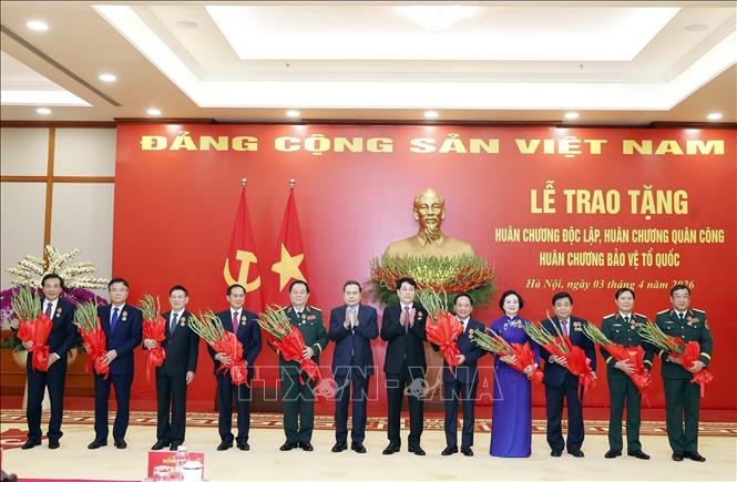 Trao tặng Hu&acirc;n chương cao qu&yacute; cho c&aacute;c l&atilde;nh đạo Đảng, Nh&agrave; nước v&agrave; c&aacute;n bộ cấp cao - Ảnh 2.