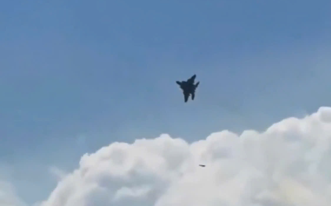 VIDEO: Tiêm kích F-15 của Mỹ nghi truy đuổi bất thành UAV Iran