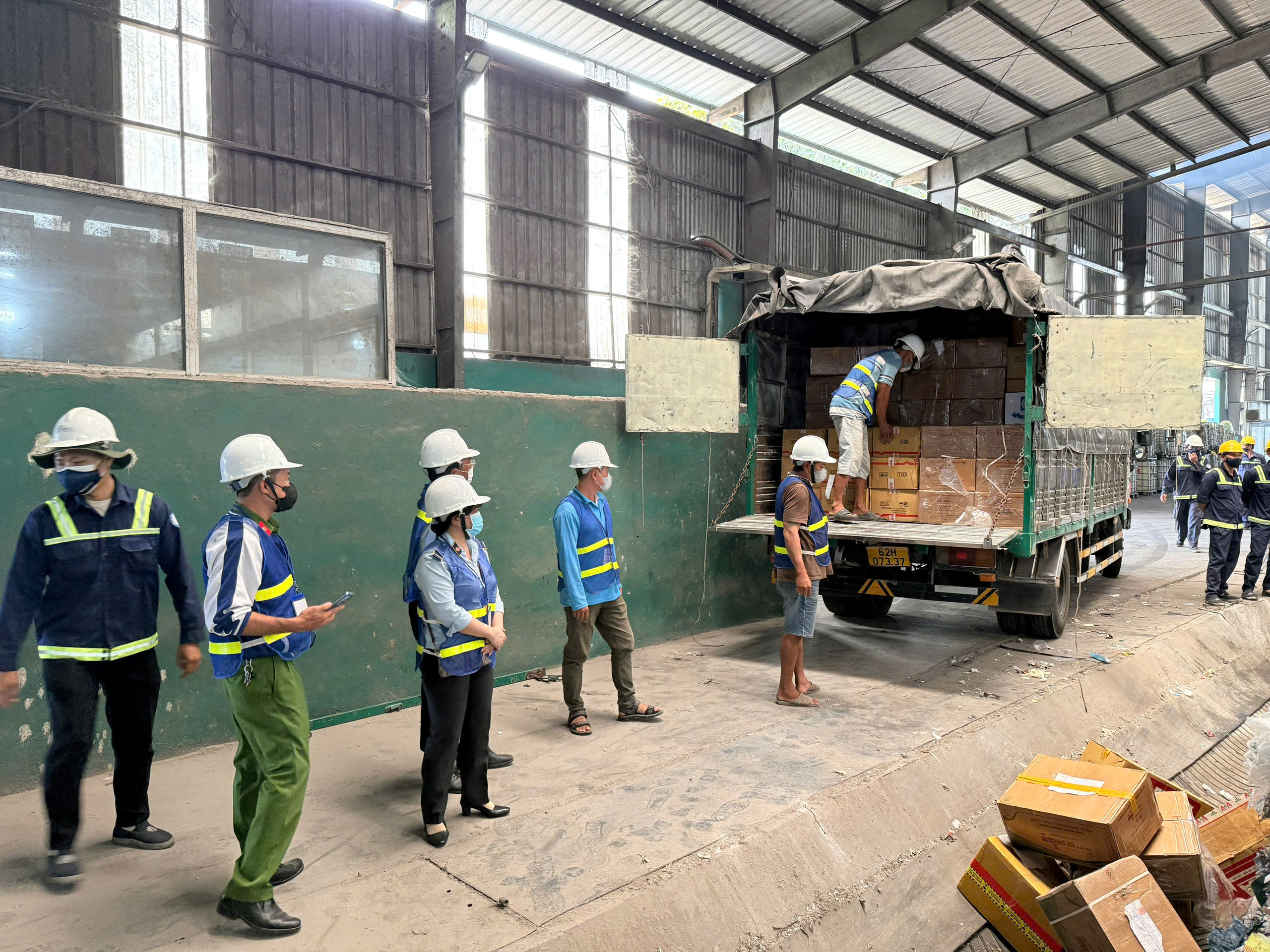 Tây Ninh tiêu hủy hơn 6 . 000 Sản phẩm thuốc bảo vệ thực vật nhập lậu - Ảnh 1.