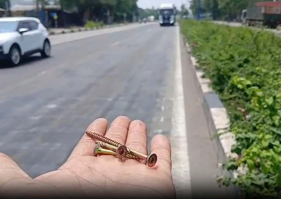 Đinh vít rơi vãi gây nguy hiểm trên đường Mỹ Phước – Tân Vạn - Ảnh 1.