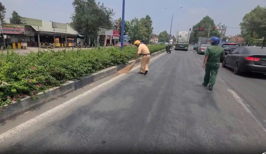 Đinh vít rơi vãi gây nguy hiểm trên đường Mỹ Phước – Tân Vạn - Ảnh 3.