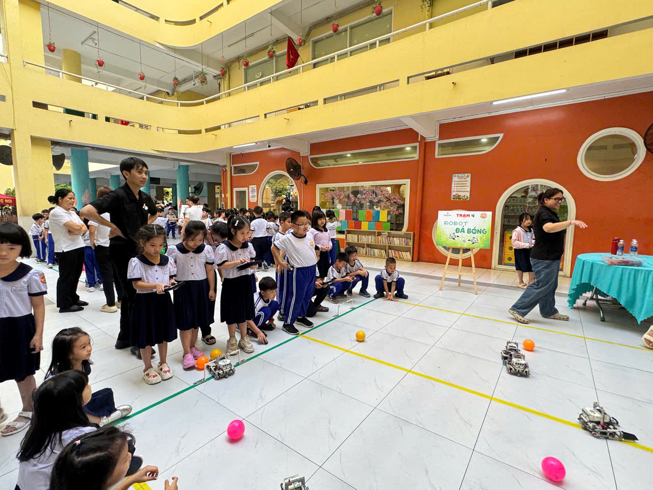 Học sinh sắm vai nhà khoa học nhí, chơi game phân loại rác thải bảo vệ môi trường - Ảnh 2.