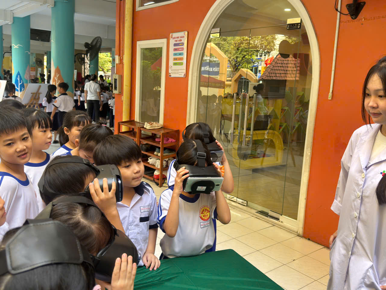 Học sinh sắm vai nhà khoa học nhí, chơi game phân loại rác thải bảo vệ môi trường - Ảnh 1.