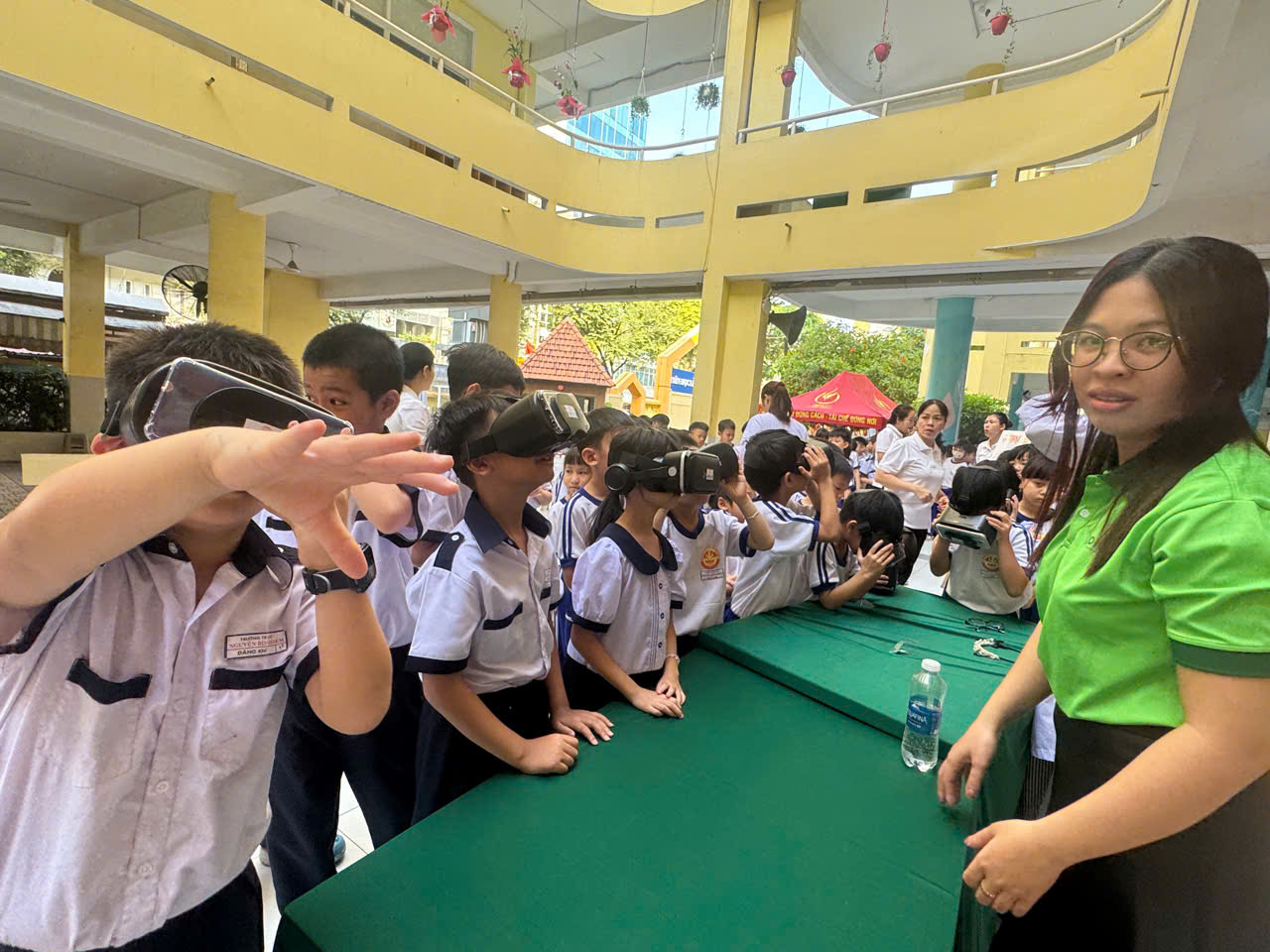 Học sinh sắm vai nhà khoa học nhí, chơi game phân loại rác thải bảo vệ môi trường - Ảnh 8.