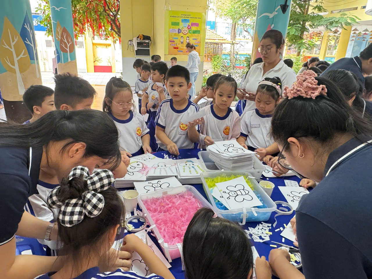 Học sinh sắm vai nhà khoa học nhí, chơi game phân loại rác thải bảo vệ môi trường - Ảnh 4.