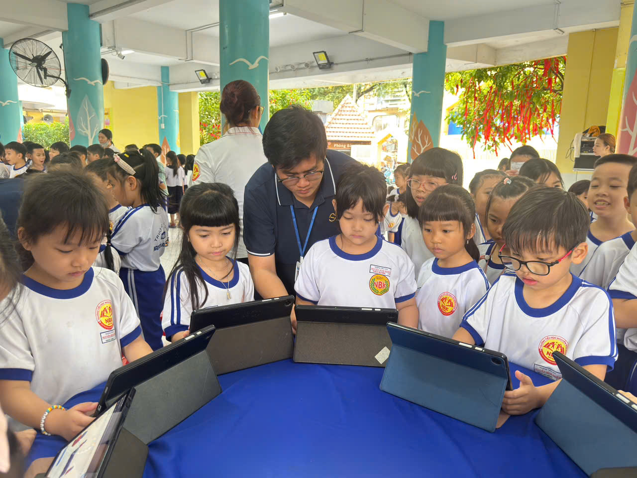 Học sinh sắm vai nhà khoa học nhí, chơi game phân loại rác thải bảo vệ môi trường - Ảnh 7.