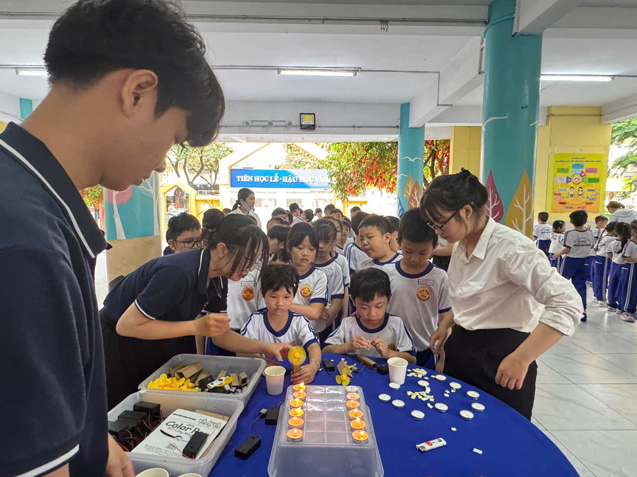Học sinh sắm vai nhà khoa học nhí, chơi game phân loại rác thải bảo vệ môi trường - Ảnh 5.