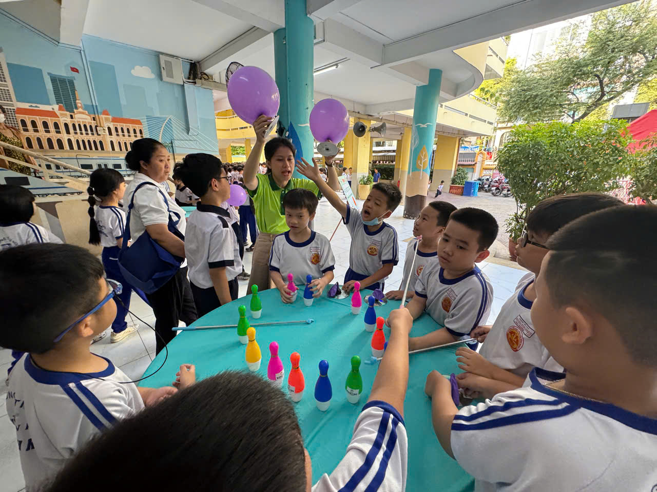 Học sinh sắm vai nhà khoa học nhí, chơi game phân loại rác thải bảo vệ môi trường - Ảnh 6.