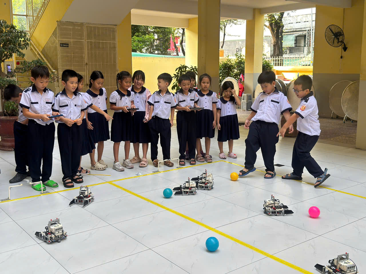 Học sinh sắm vai nhà khoa học nhí, chơi game phân loại rác thải bảo vệ môi trường - Ảnh 3.
