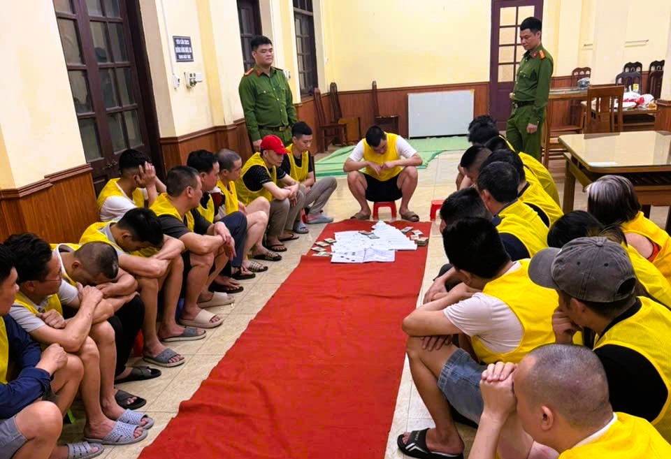 Đột k&iacute;ch nh&agrave; người phụ nữ, bắt quả tang 25 người đang chơi x&oacute;c đĩa - Ảnh 1.