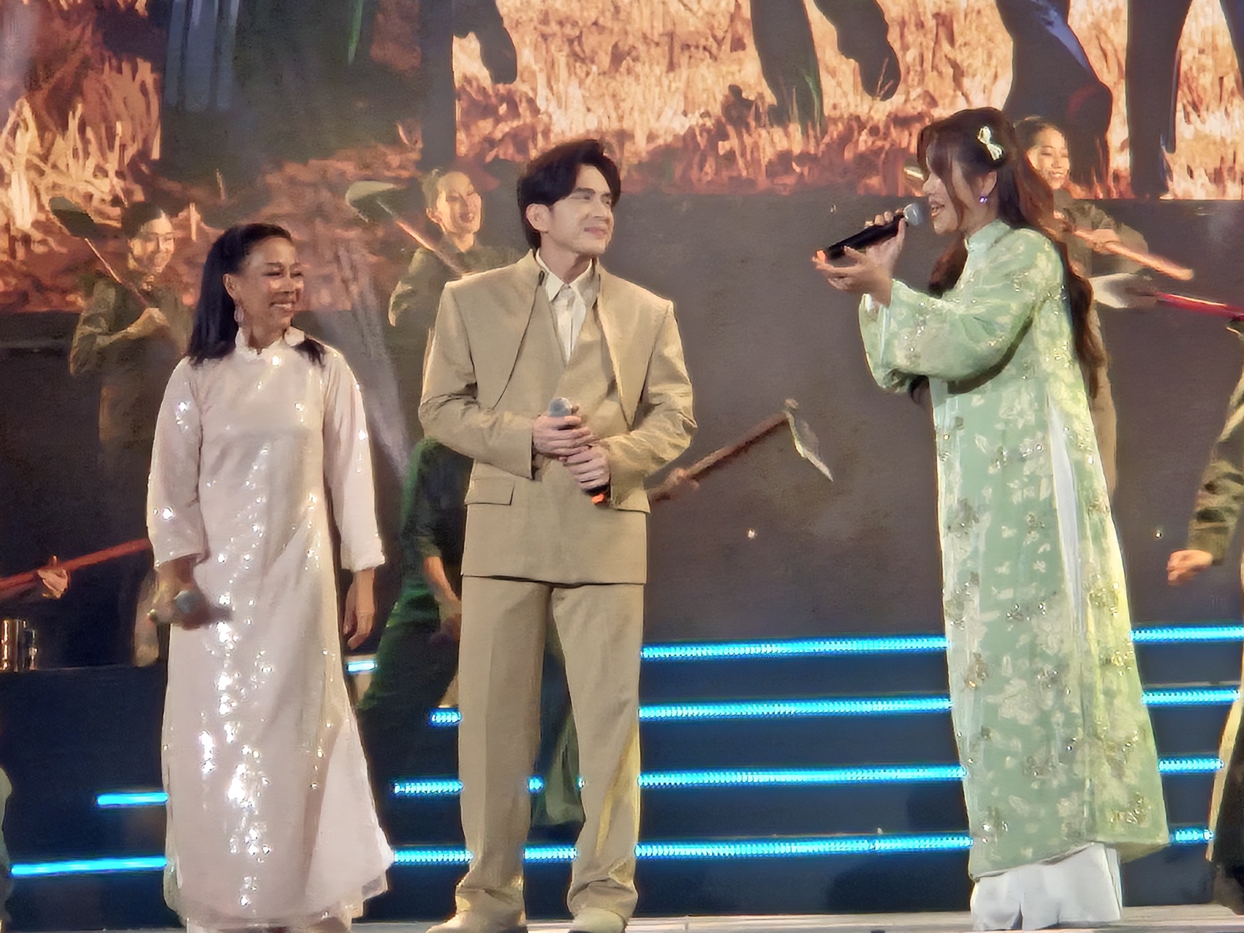 Hiền Thục, Võ Hạ Trâm, Đan Trường… khuấy động đường đi bộ Nguyễn Huệ - Ảnh 19.