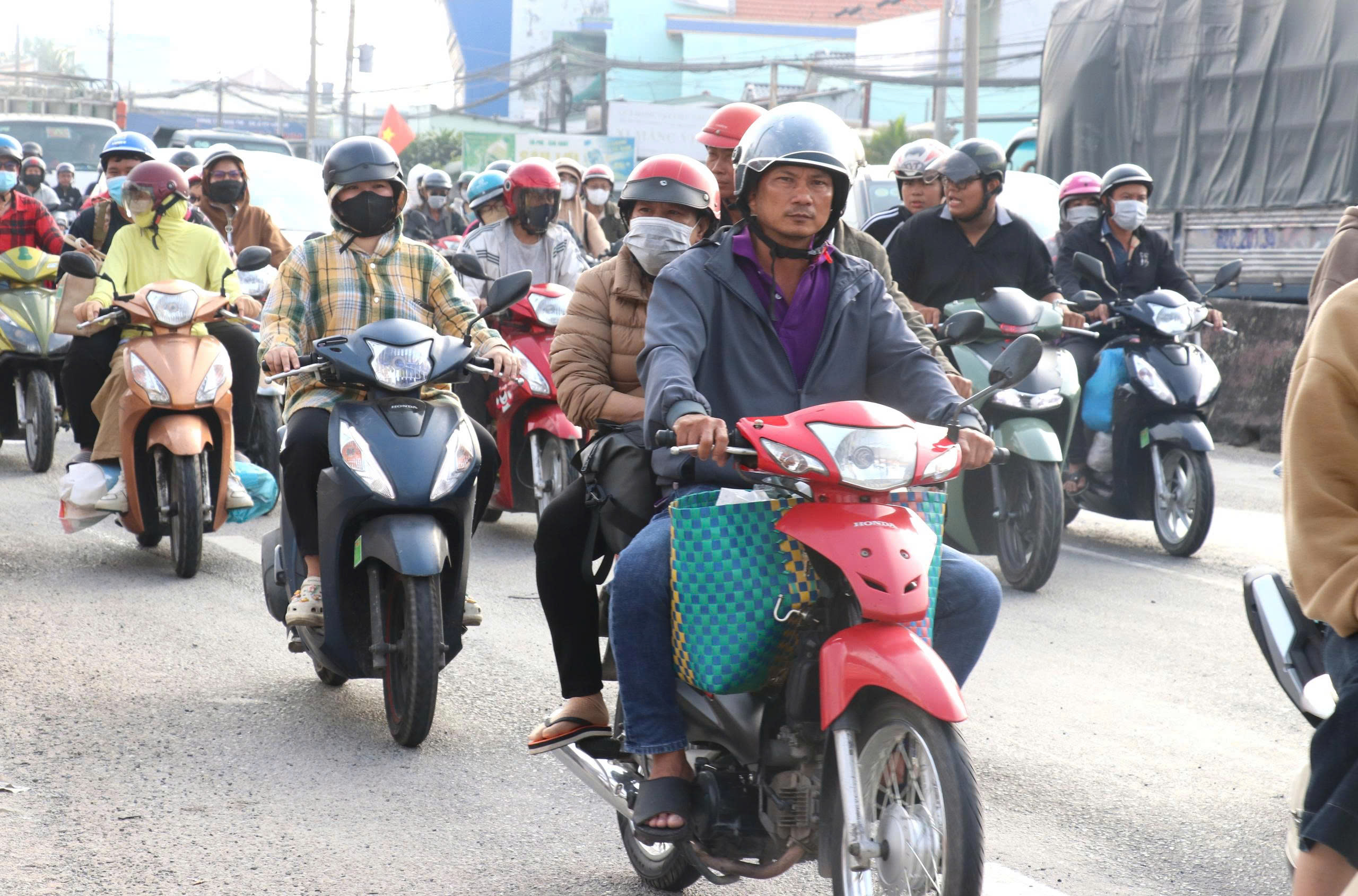 Dòng người từ TPHCM đổ về miền Tây nghỉ lễ 30-4, nhiều tuyến đường ở Tây Ninh quá tải - Ảnh 3.