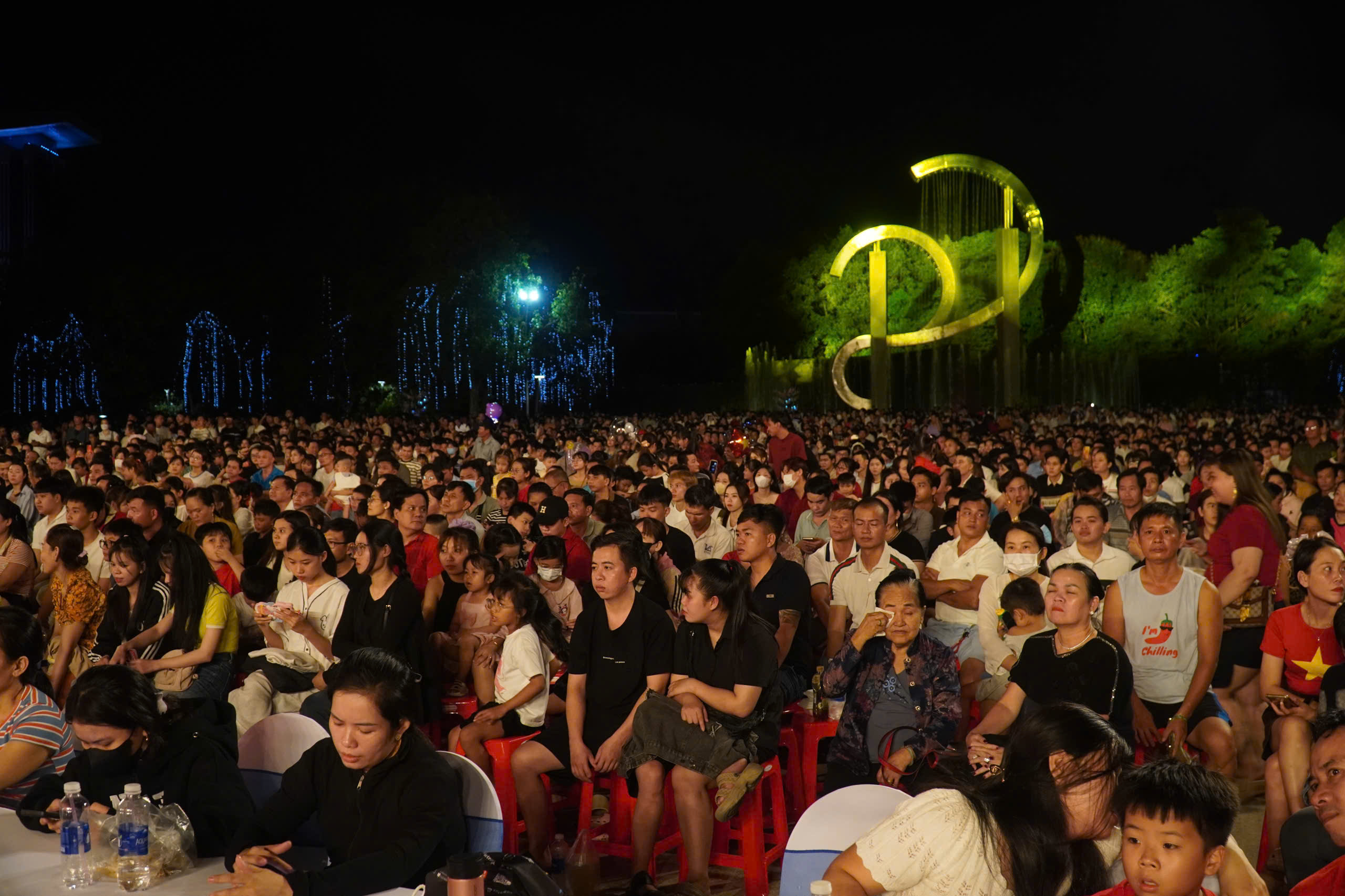 TPHCM: Rực rỡ đêm nghệ thuật kỷ niệm 51 năm ngày non sông liền một dải - Ảnh 7.