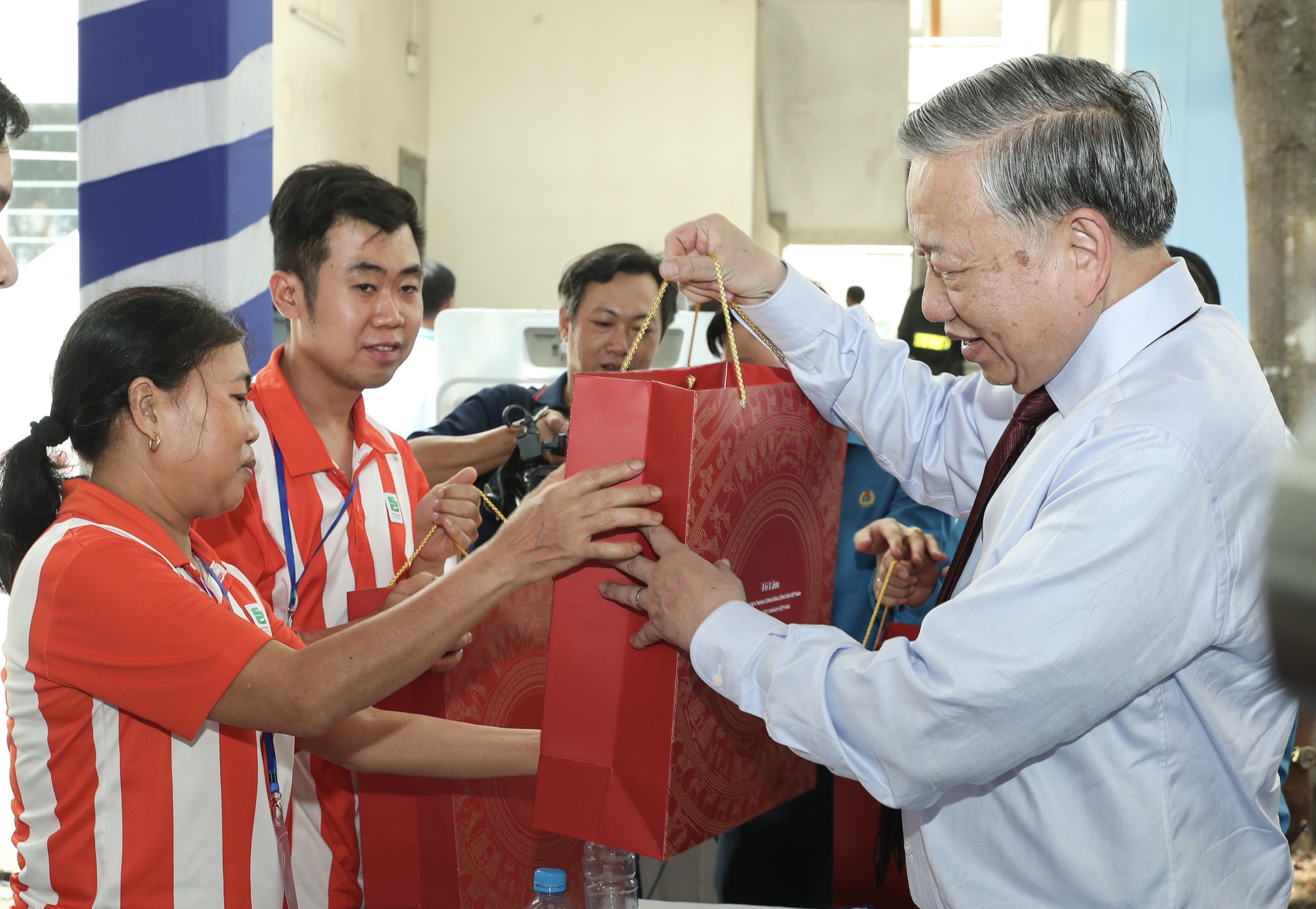 Người lao động Việt Nam trong kỷ nguy&ecirc;n vươn m&igrave;nh của d&acirc;n tộc - Ảnh 3.