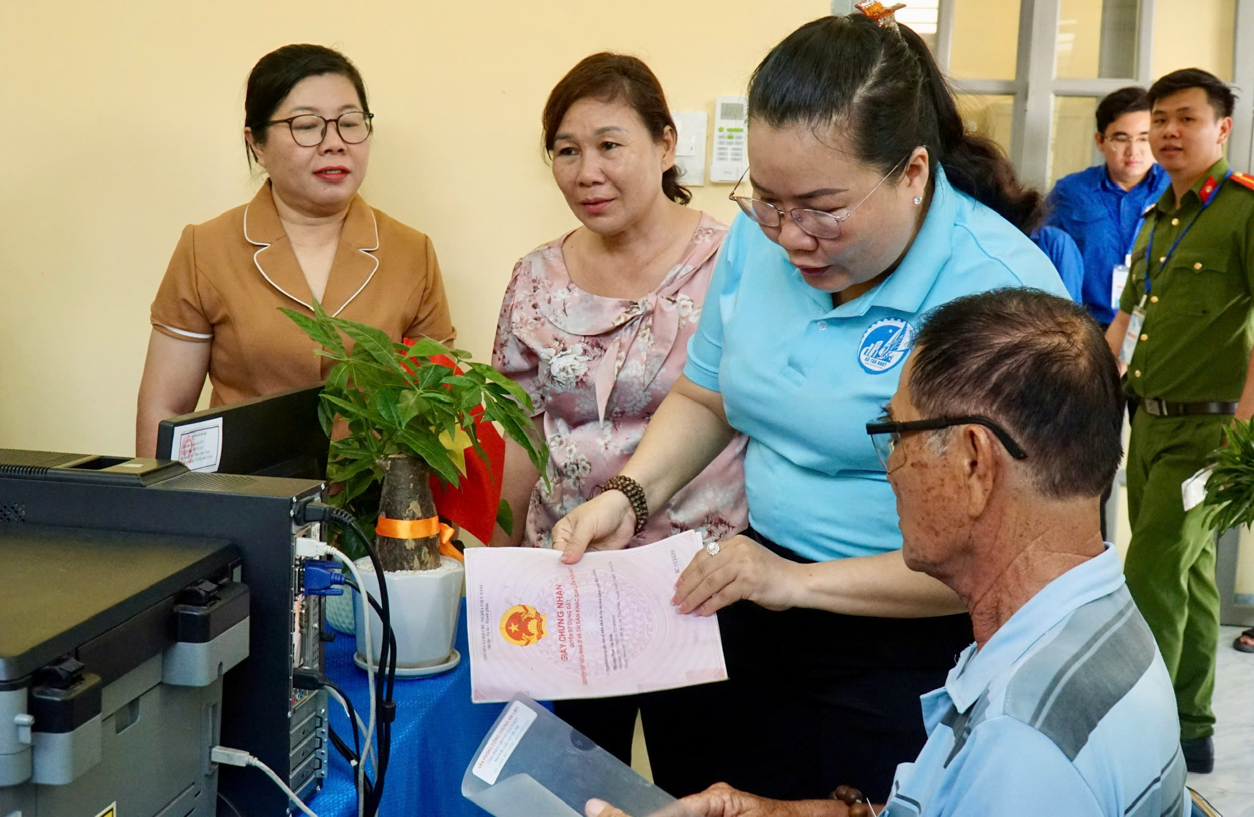 Thi đua để TPHCM vươn xa: Người d&acirc;n được thụ hưởng th&agrave;nh quả - Ảnh 2.