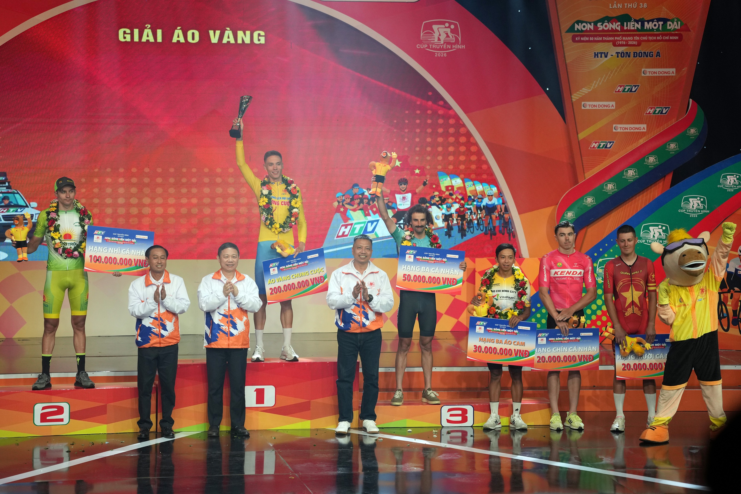 Marchuk Dzianis thắng chặng cuối, xe đạp TP HCM "ẵm" cú ăn ba - Ảnh 7.