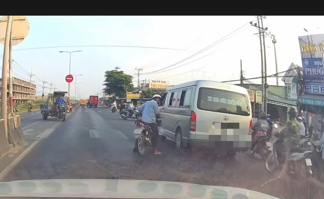 X&aacute;c minh clip người đ&agrave;n &ocirc;ng đi xe m&aacute;y quậy trước &ocirc; t&ocirc; ở T&acirc;y Ninh - Ảnh 2.