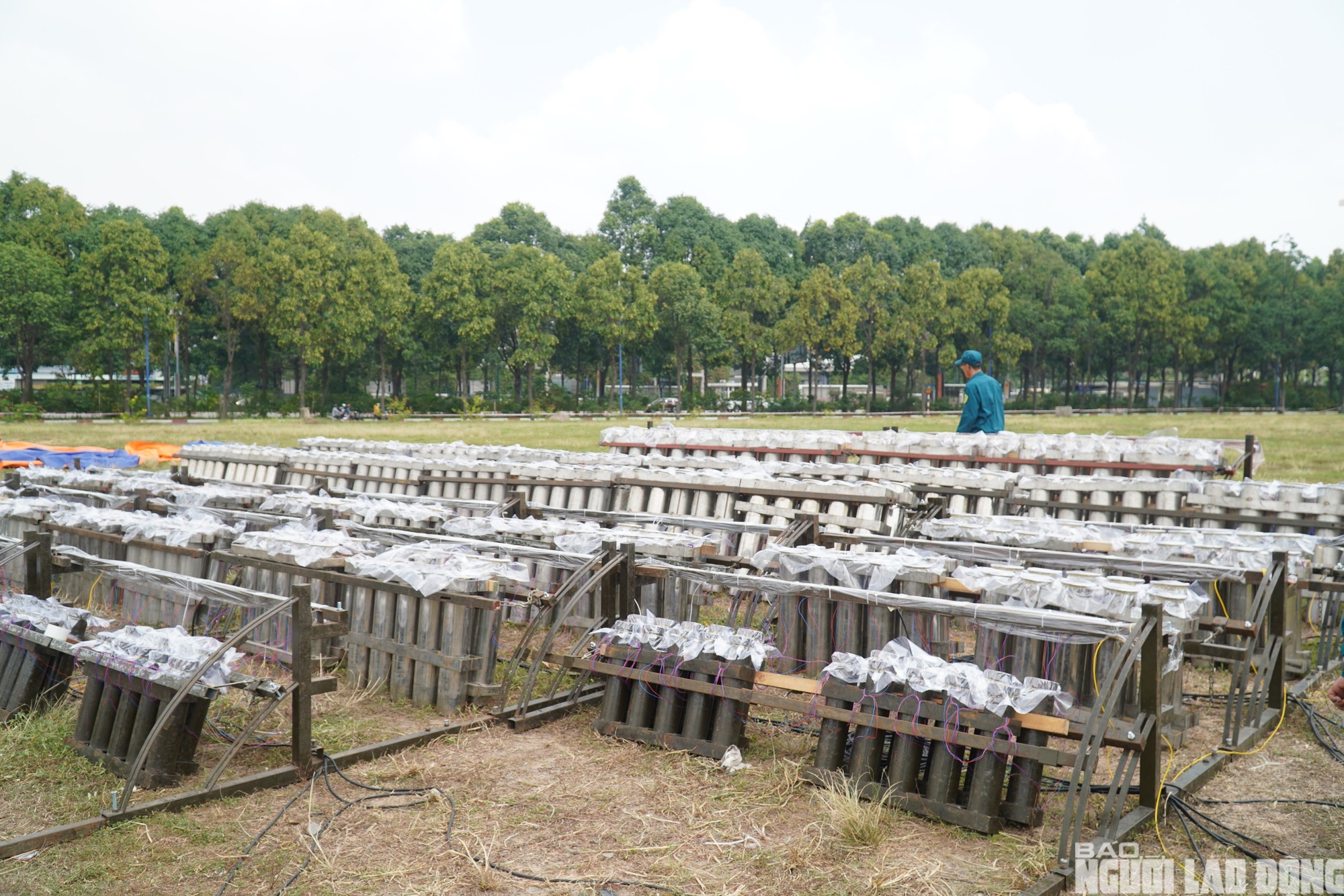 Cận cảnh trận địa ph&aacute;o hoa B&igrave;nh Dương trước giờ khai hỏa 30 - 4 - Ảnh 1.