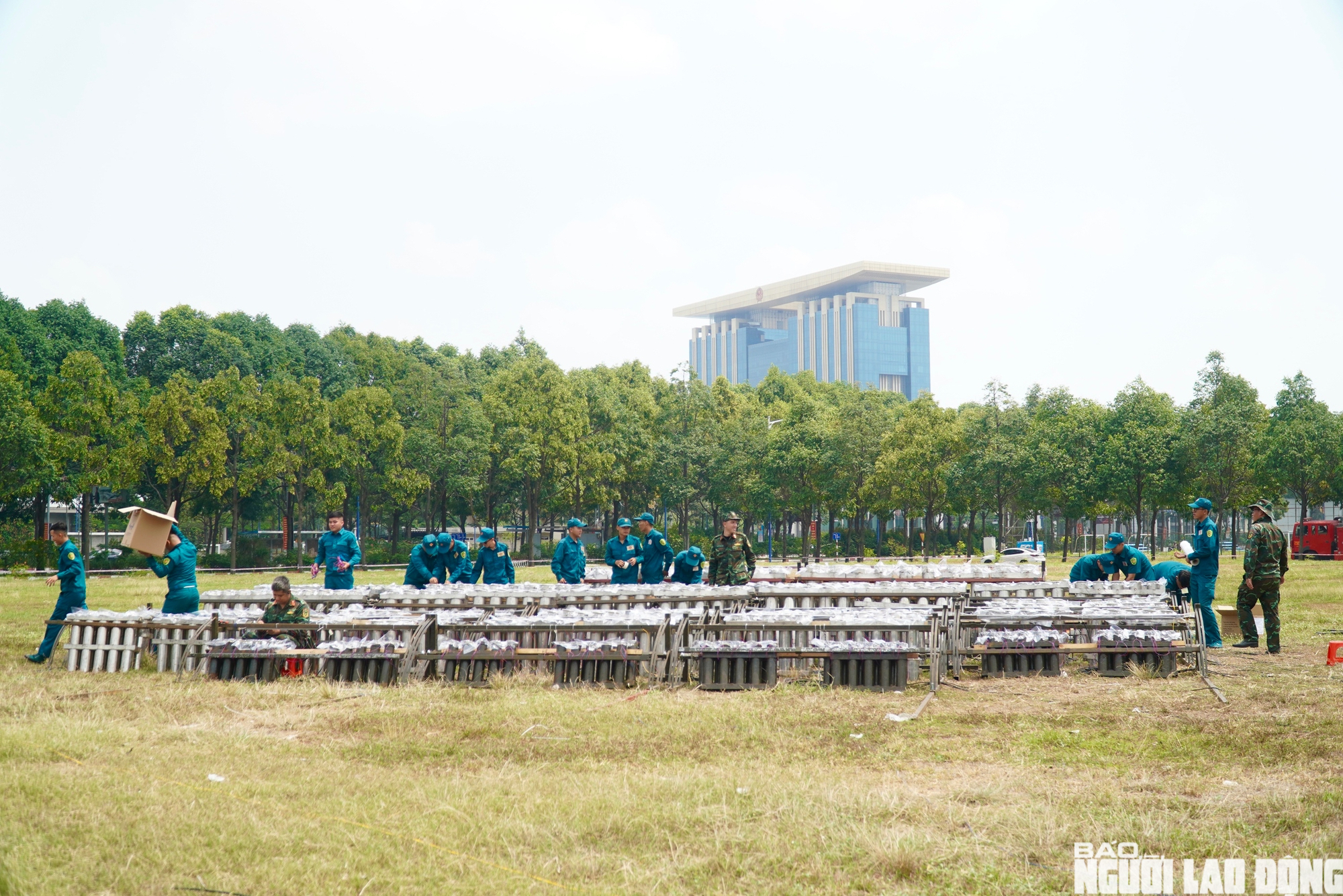 Cận cảnh trận địa ph&aacute;o hoa B&igrave;nh Dương trước giờ khai hỏa 30 - 4 - Ảnh 8.