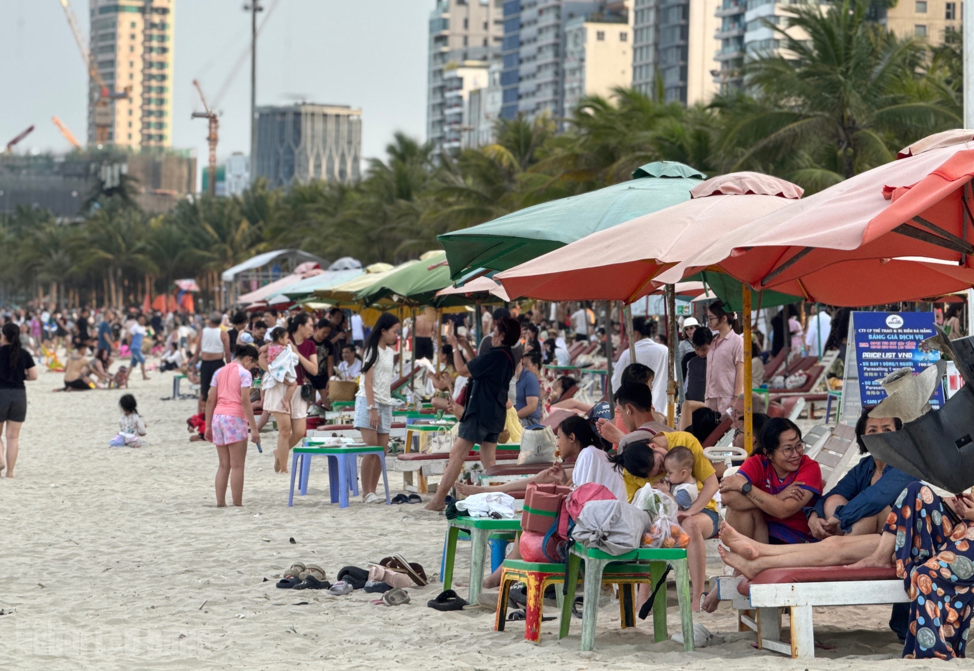 B&atilde;i biển Đ&agrave; Nẵng đ&ocirc;ng k&iacute;n người trong ng&agrave;y nghỉ lễ 30 - 4 2026 - Ảnh 15.