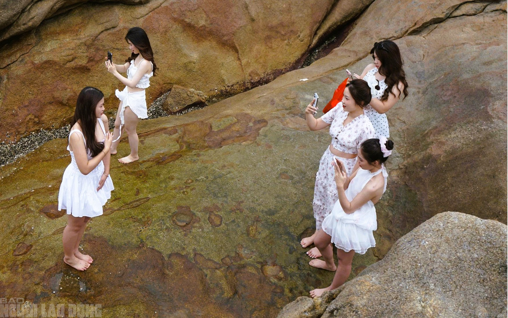 Biển Sầm Sơn ken đặc khách ngày đầu nghỉ lễ 30-4 và 1-5 - Ảnh 9.