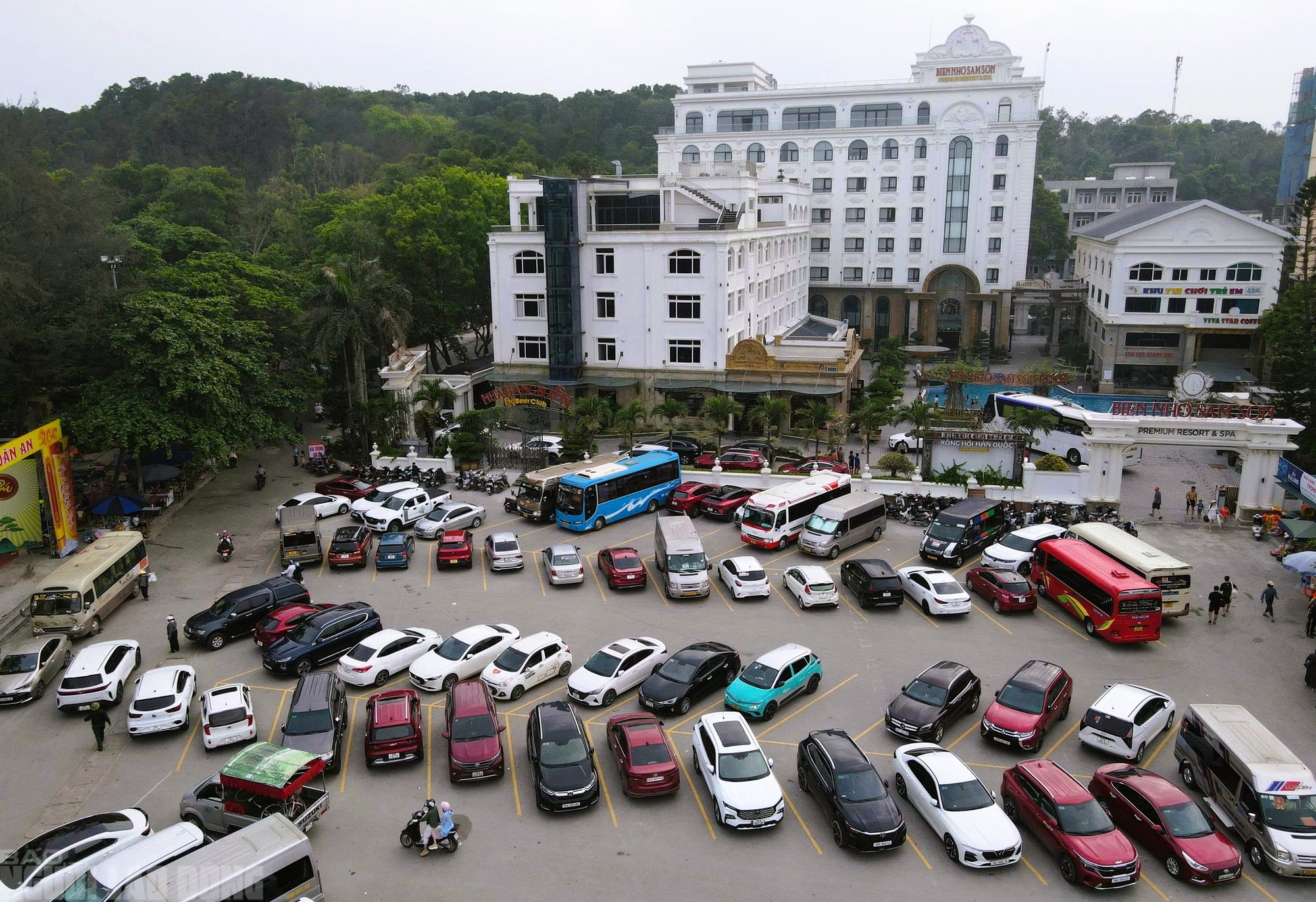 Biển Sầm Sơn ken đặc khách ngày đầu nghỉ lễ 30-4 và 1-5 - Ảnh 11.