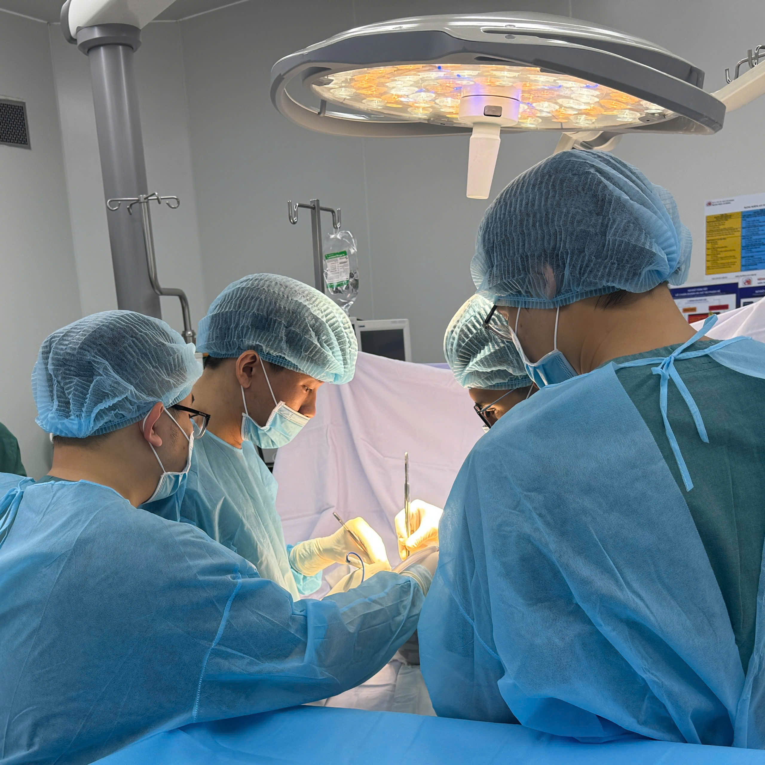 Bỏ qua dấu hiệu cảnh báo, người đàn ông 33 tuổi phải cắt bỏ tinh hoàn - Ảnh 1.