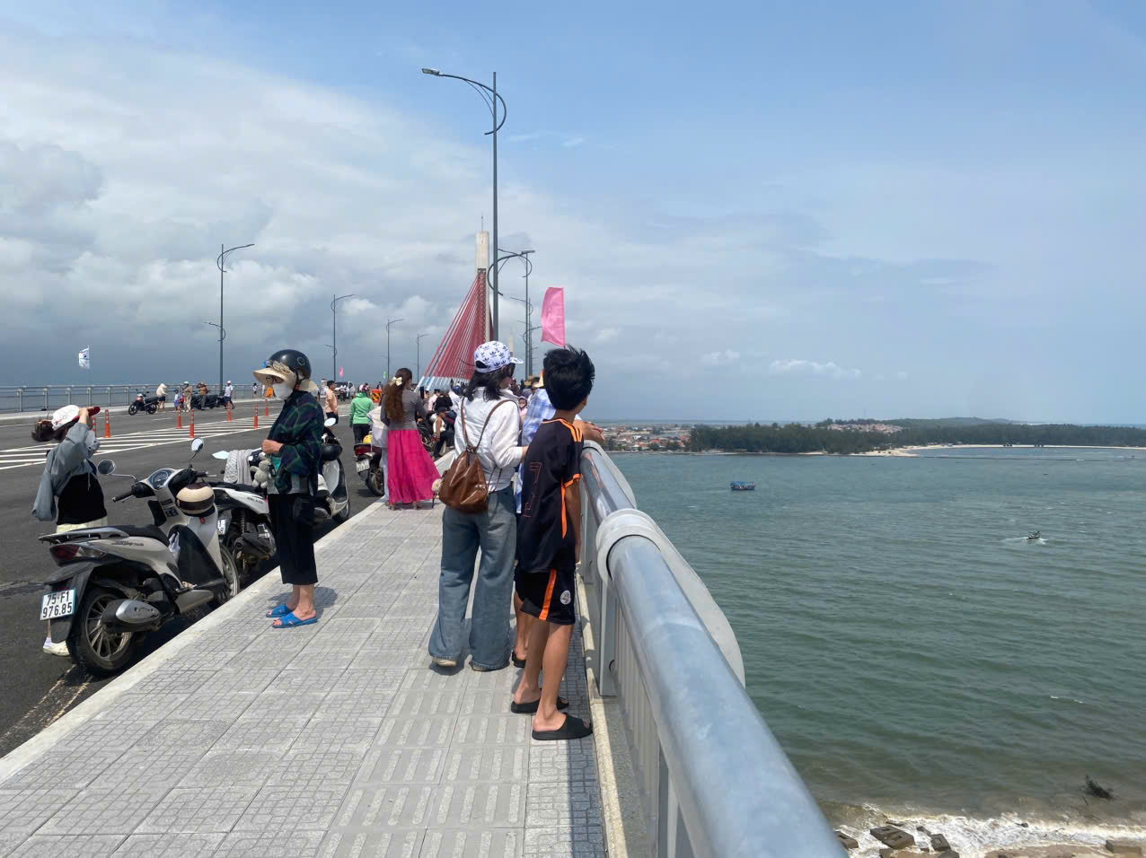 Thông xe cầu Thuận An: Dự án giao thông lớn nhất miền trung chính thức hoàn thành - Ảnh 3.