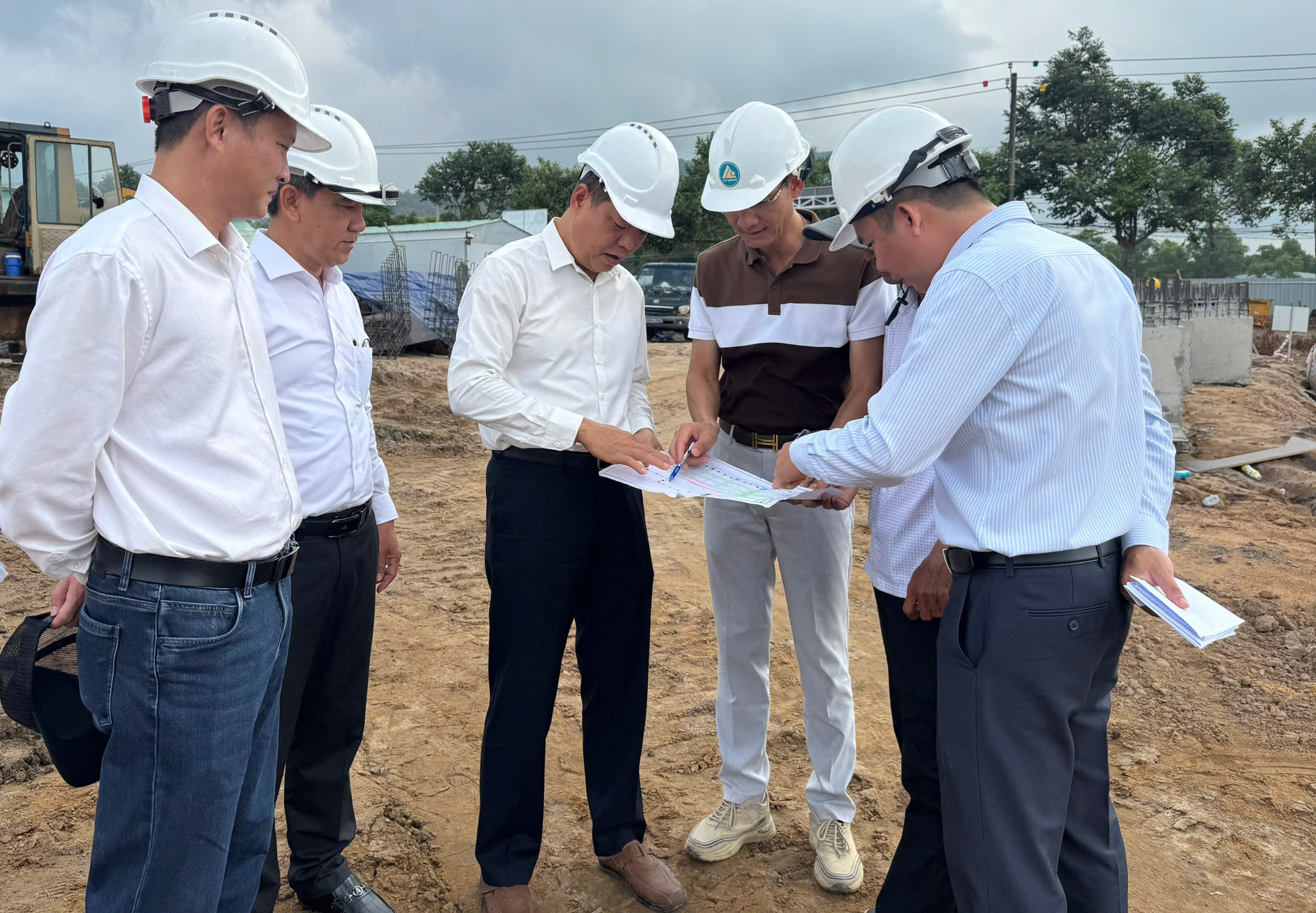 Bí thư đặc khu Phú Quốc thăm và tặng quà cho công nhân làm việc xuyên lễ 30-4 - Ảnh 2.