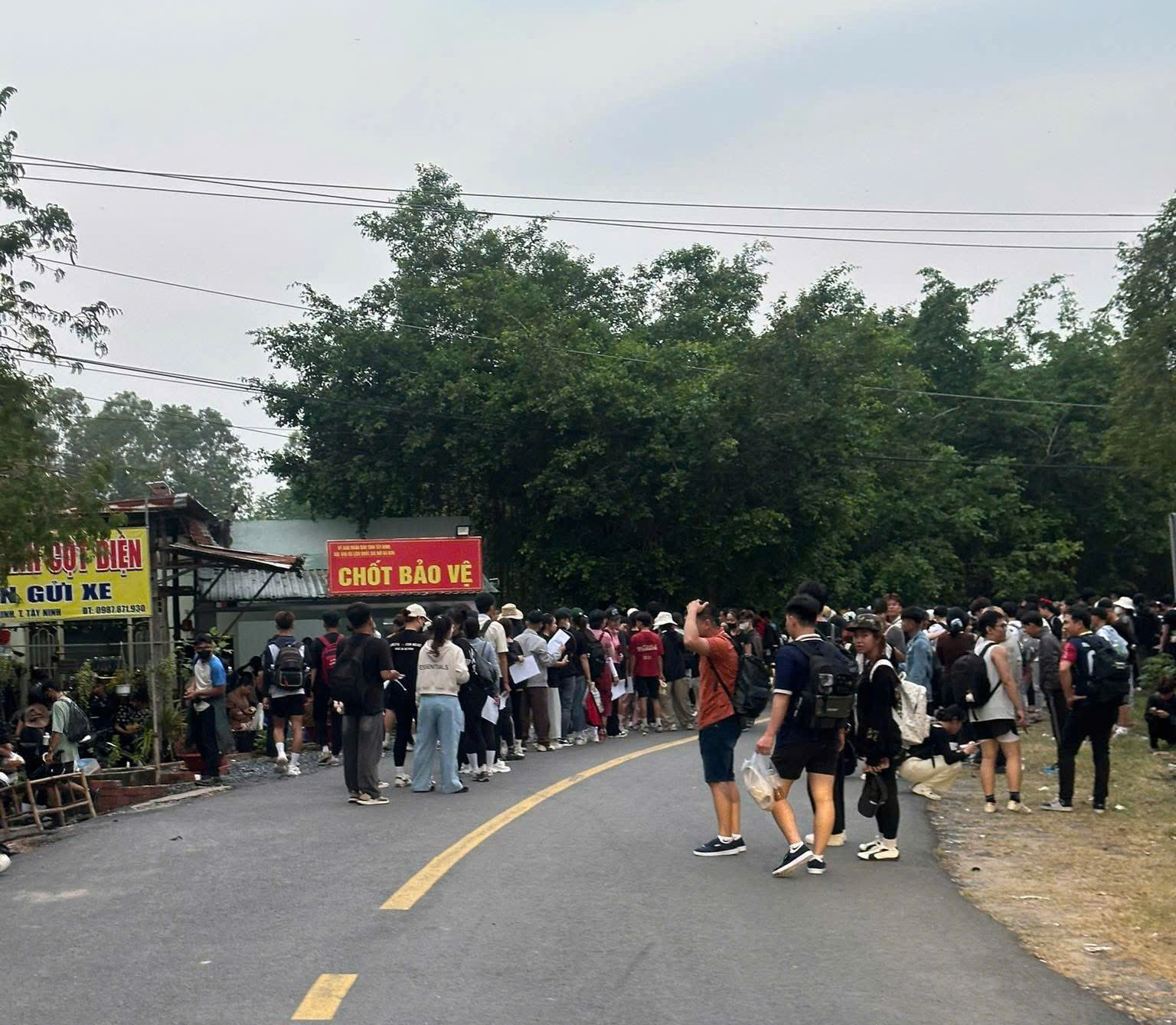 H&agrave;ng trăm người chinh phục n&uacute;i B&agrave; Đen trong ng&agrave;y 30 - 4 tại T&acirc;y Ninh - Ảnh 1.