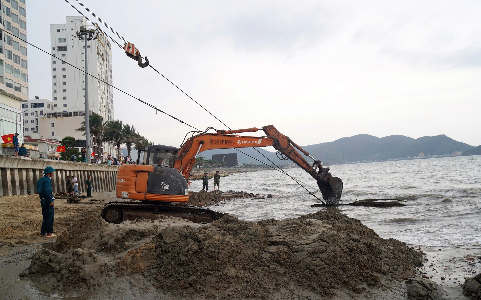 Cận cảnh trục vớt xác xe tăng vùi sâu dưới bãi biển Quy Nhơn