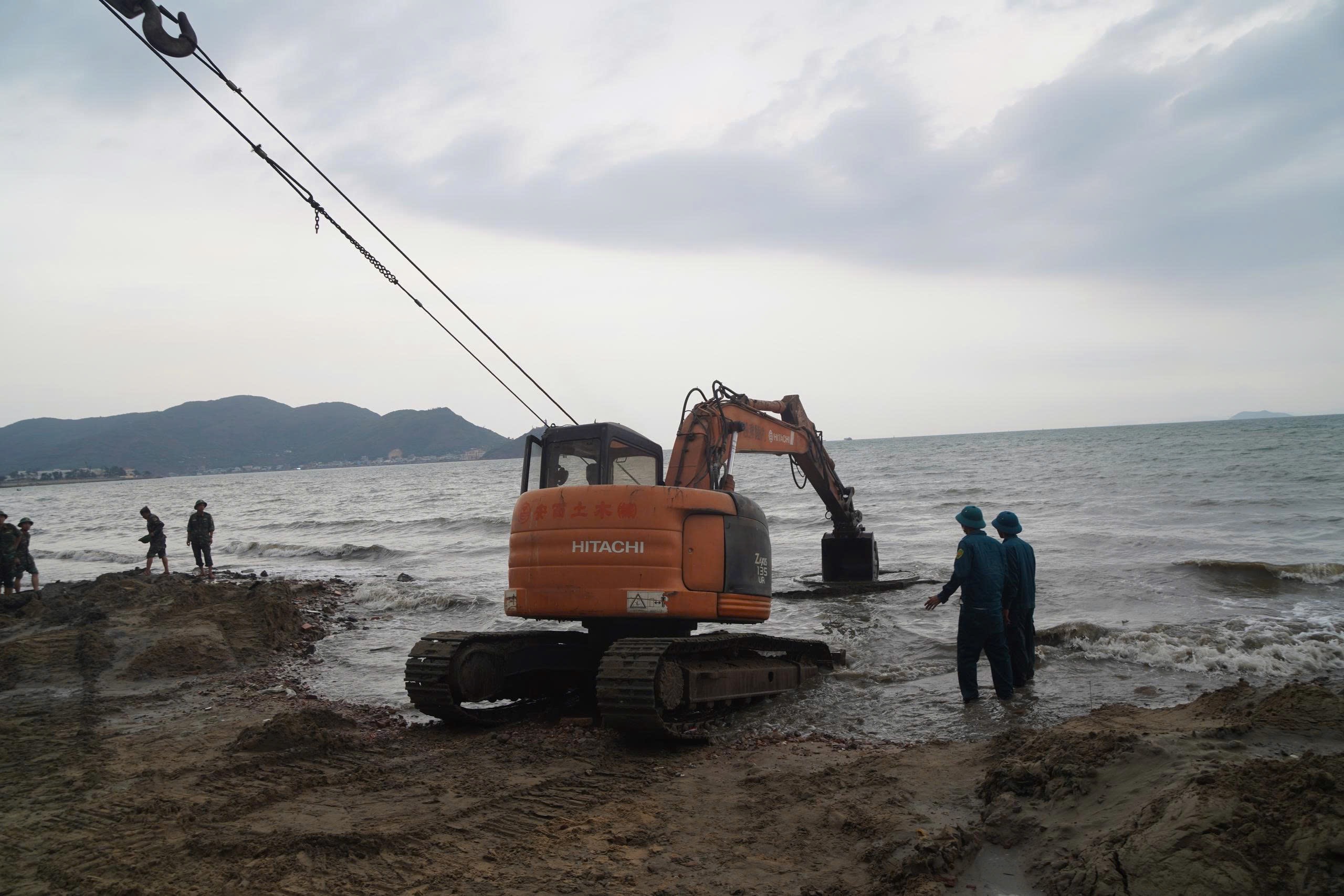 Cận cảnh trục vớt x&aacute;c xe tăng v&ugrave;i s&acirc;u dưới b&atilde;i biển Quy Nhơn - Ảnh 13.