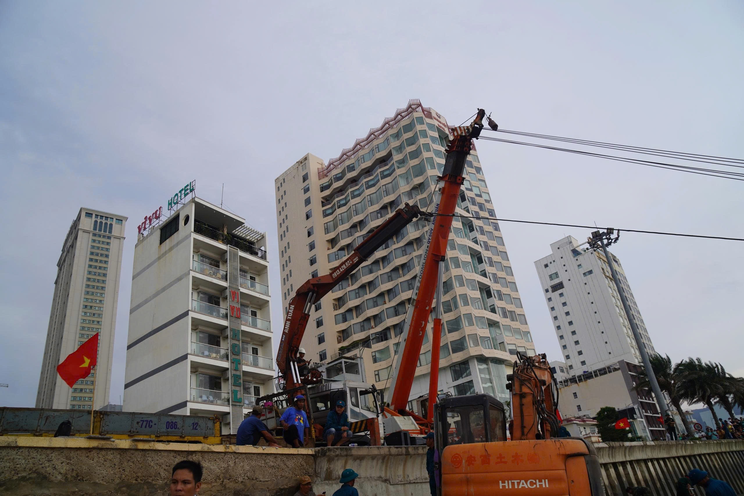 Cận cảnh trục vớt x&aacute;c xe tăng v&ugrave;i s&acirc;u dưới b&atilde;i biển Quy Nhơn - Ảnh 14.