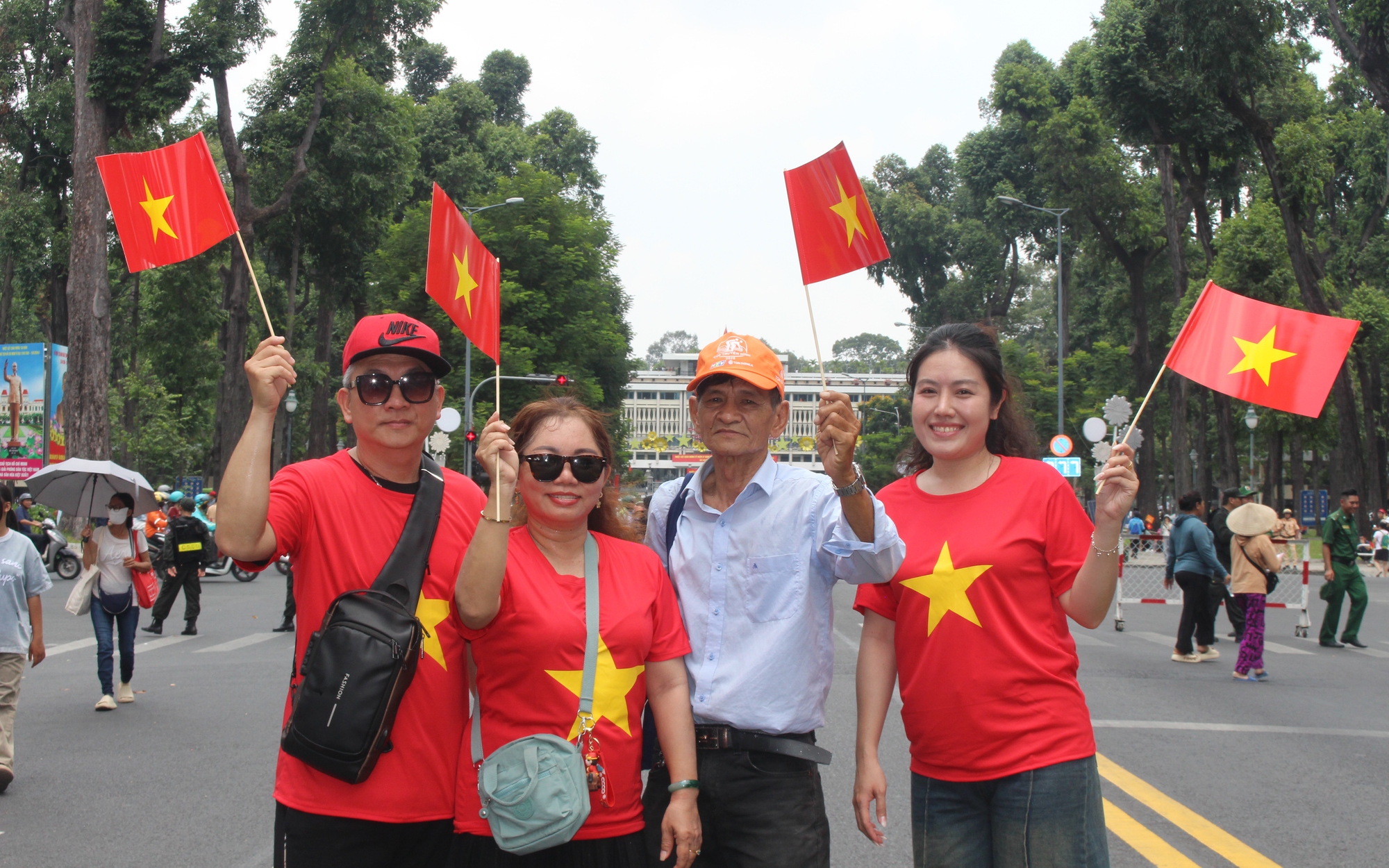 TPHCM rực rỡ sắc đỏ ngày 30-4, nối dài mạch cảm xúc  